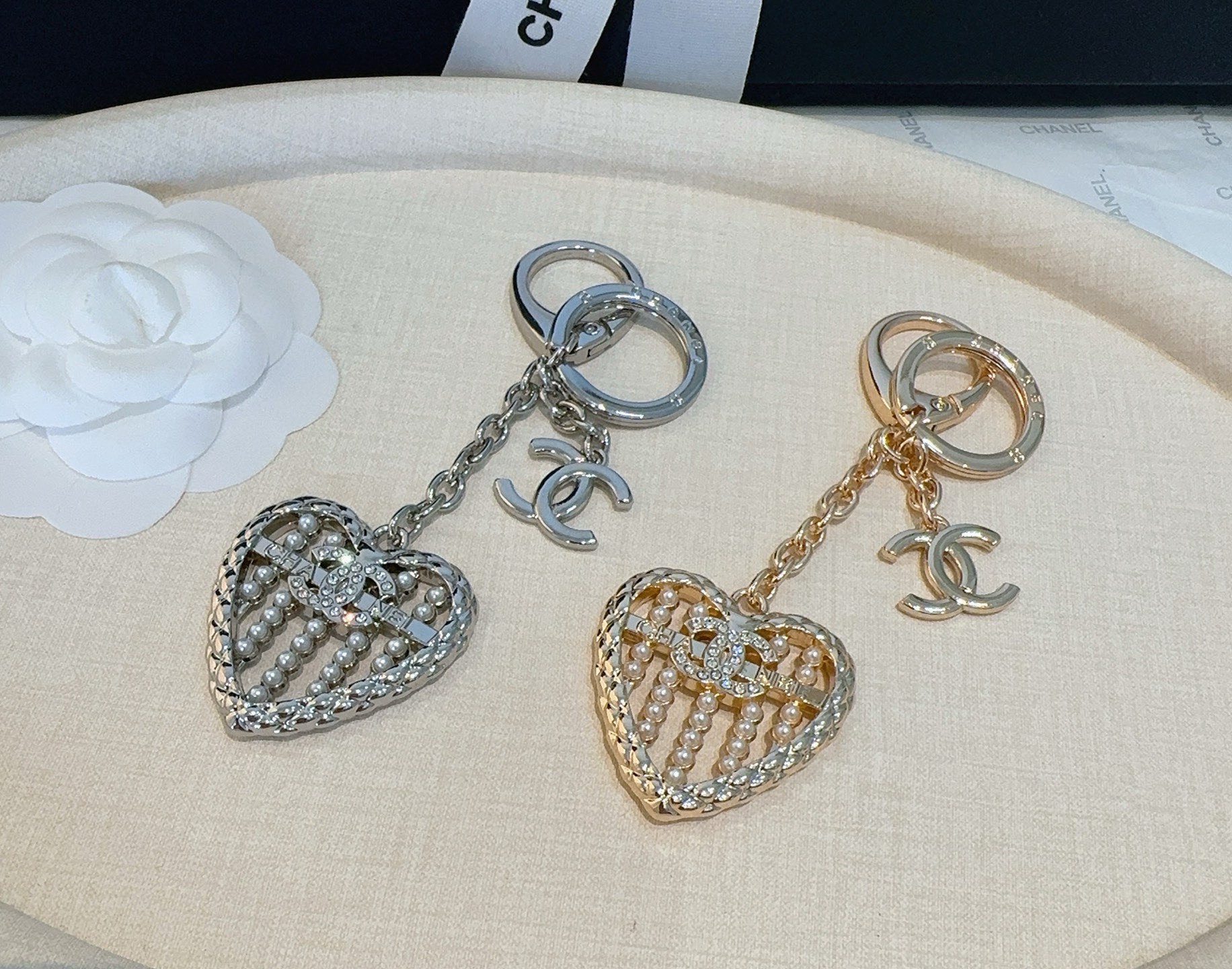 🔥CHANEL香奈儿爱心❤️算盘钥匙扣挂件 ~包包挂饰 车钥匙挂件精巧算盘珠点缀爱心设计，经典菱格纹搭配