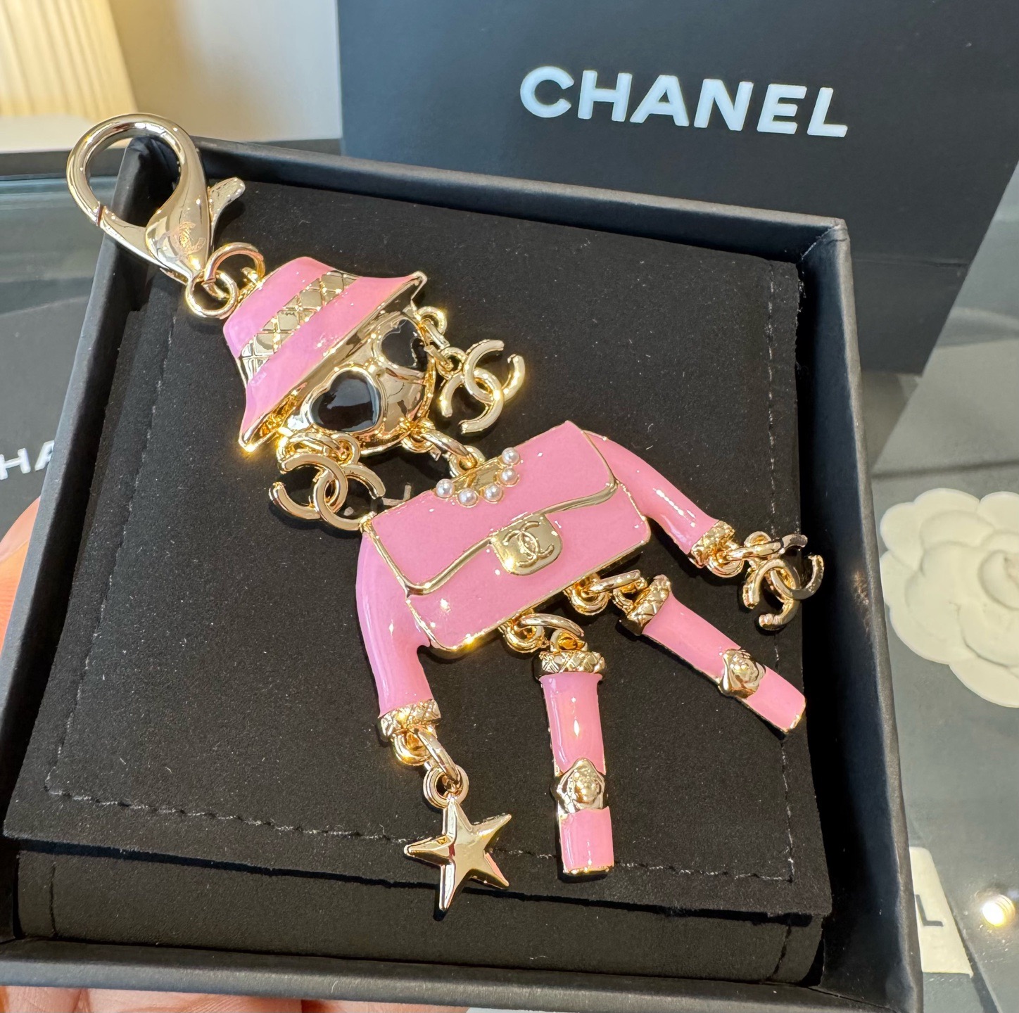 🔥CHANEL香奈儿外星人钥匙扣挂件 ~包包挂饰车钥匙挂件珐琅搭配金属双C奢华与趣味并存。随身挂包/钥匙