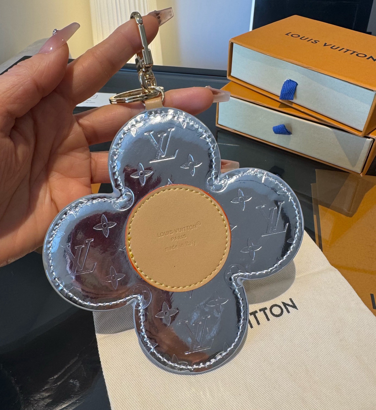 LV钥匙扣Vivienne挂饰 大号 太阳花 包包挂件