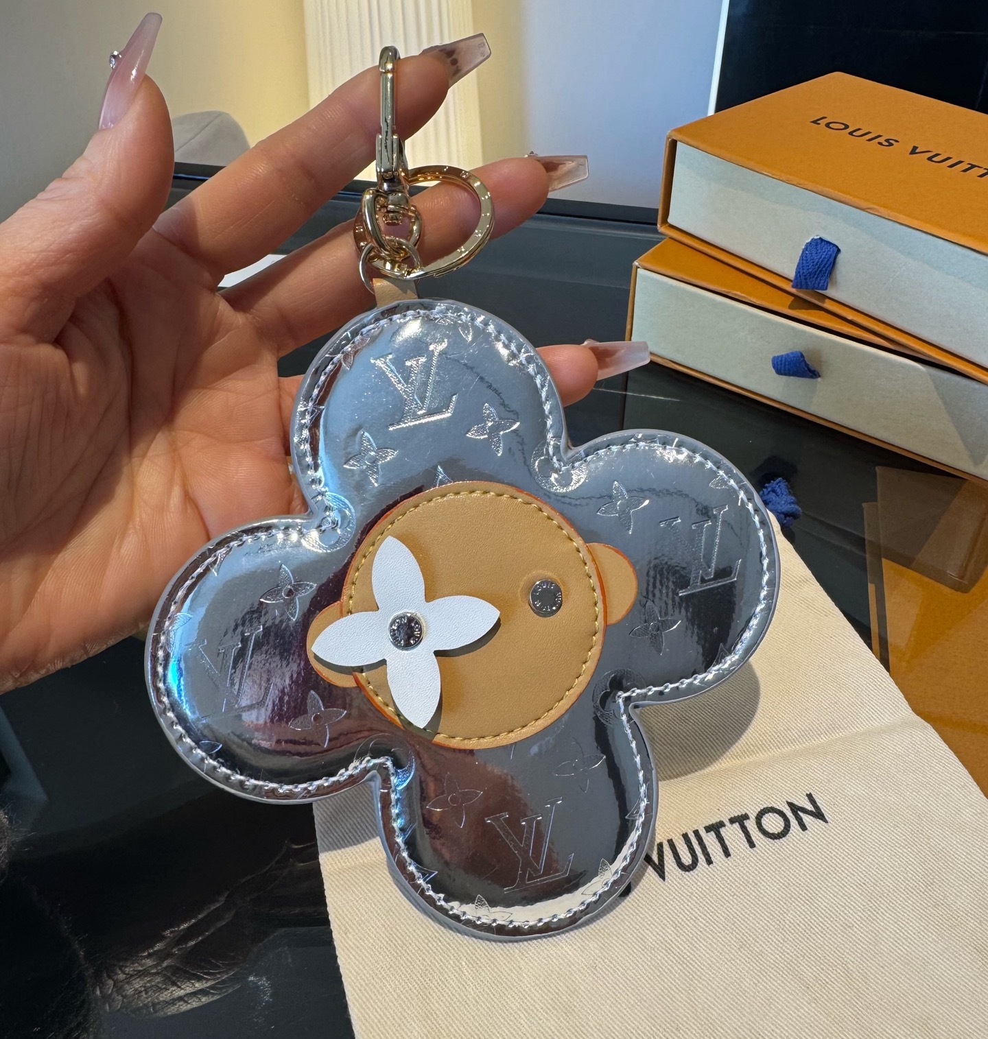 LV钥匙扣Vivienne挂饰 大号 太阳花 包包挂件