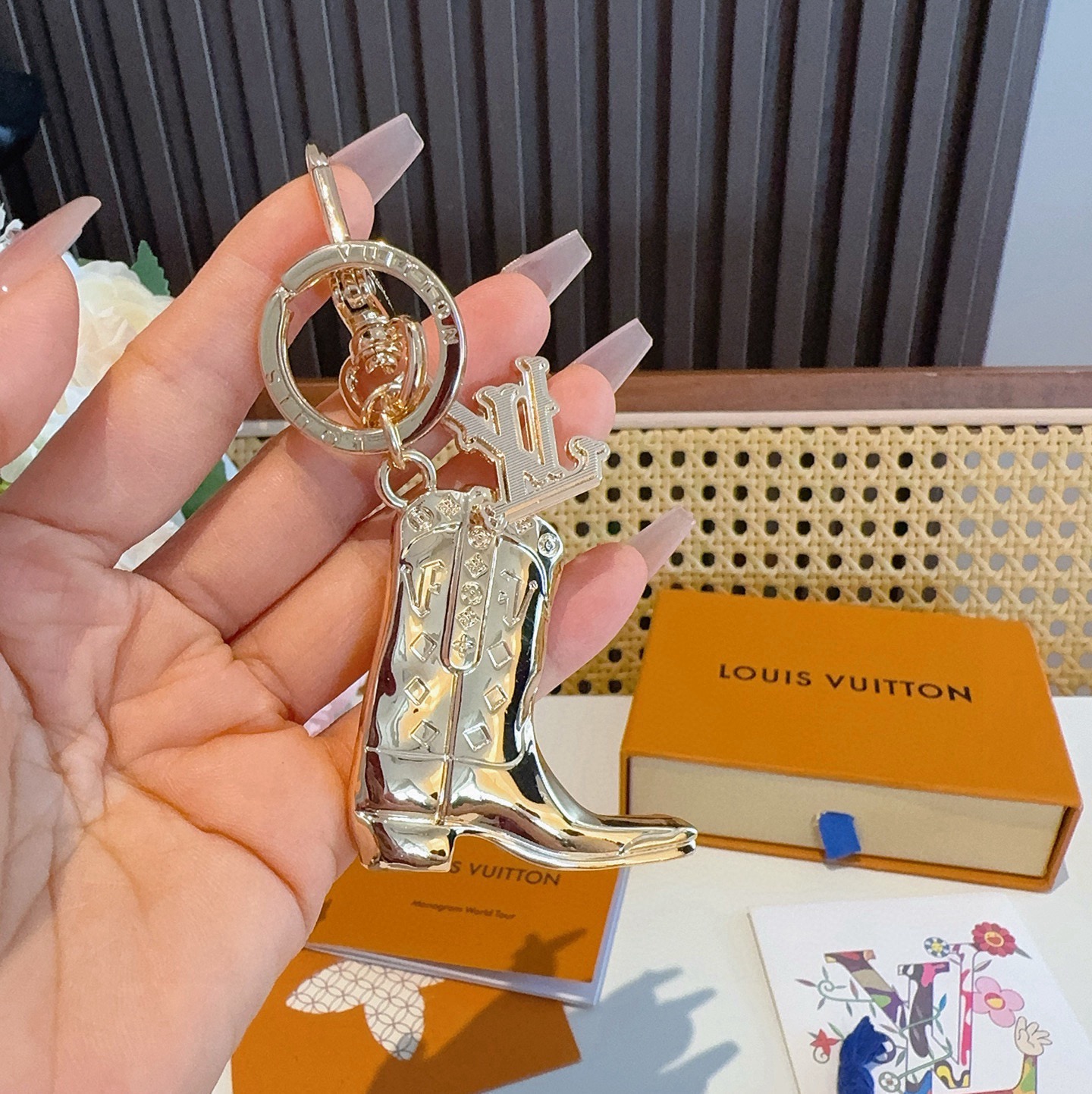 🔥LV钥匙扣 靴子挂件车钥匙挂饰，品牌经典标识巧妙嵌入链环之间。LV字母装饰于一端优雅垂坠，弹簧扣实现轻