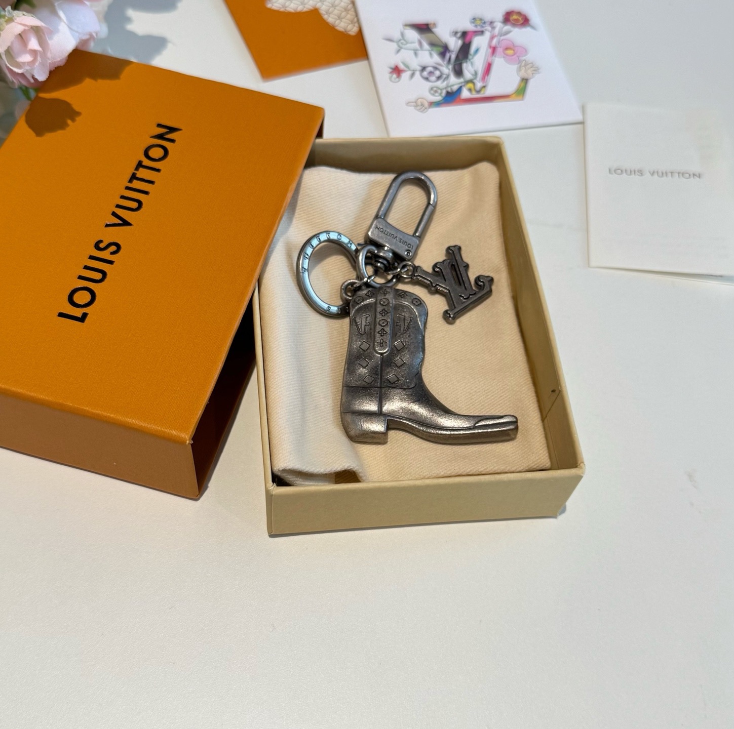 🔥LV钥匙扣 靴子挂件车钥匙挂饰，品牌经典标识巧妙嵌入链环之间。LV字母装饰于一端优雅垂坠，弹簧扣实现轻