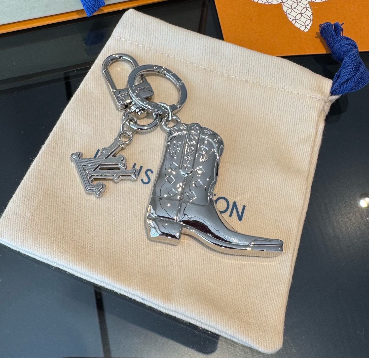 🔥LV钥匙扣 靴子挂件车钥匙挂饰，品牌经典标识巧妙嵌入链环之间。LV字母装饰于一端优雅垂坠，弹簧扣实现轻