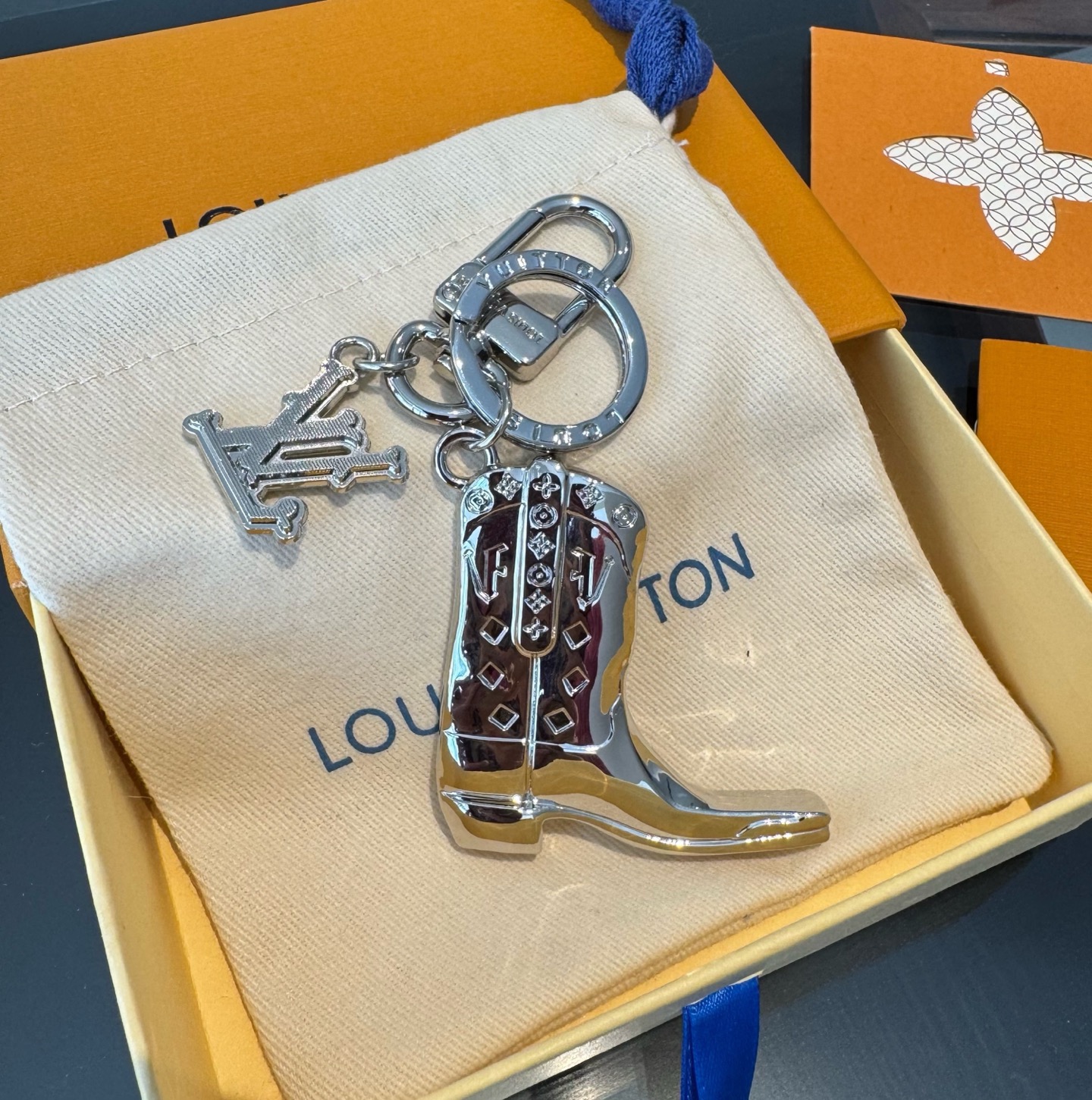 🔥LV钥匙扣 靴子挂件车钥匙挂饰，品牌经典标识巧妙嵌入链环之间。LV字母装饰于一端优雅垂坠，弹簧扣实现轻