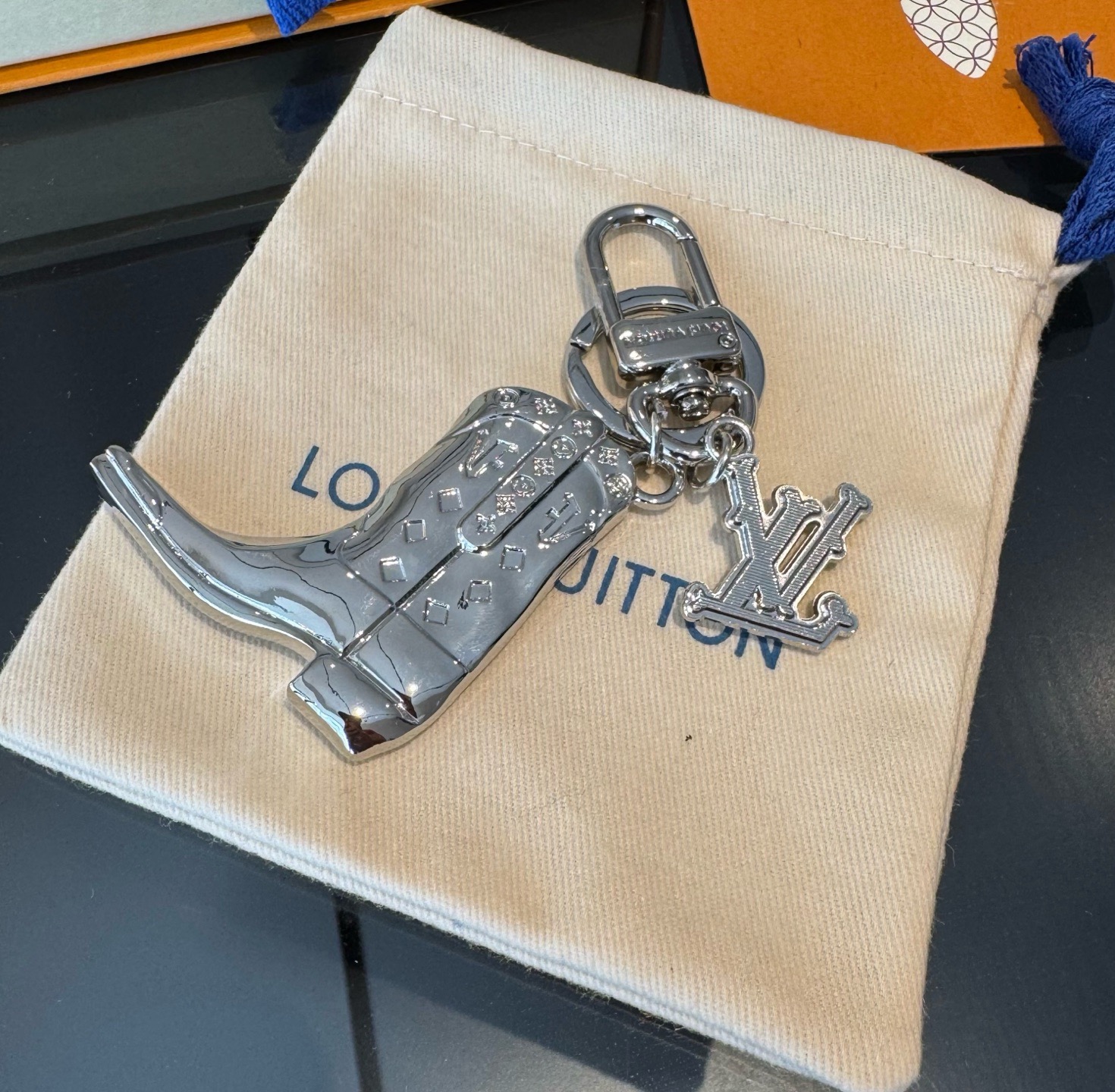 🔥LV钥匙扣 靴子挂件车钥匙挂饰，品牌经典标识巧妙嵌入链环之间。LV字母装饰于一端优雅垂坠，弹簧扣实现轻