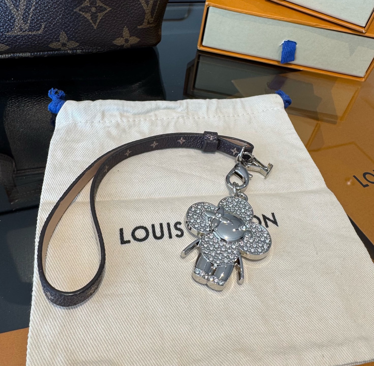 🔥新款 LOUIS VUITTON LV双花皮绳包包挂饰 薇薇安新款挂件，钥匙扣精致。手感真的很赞[强]