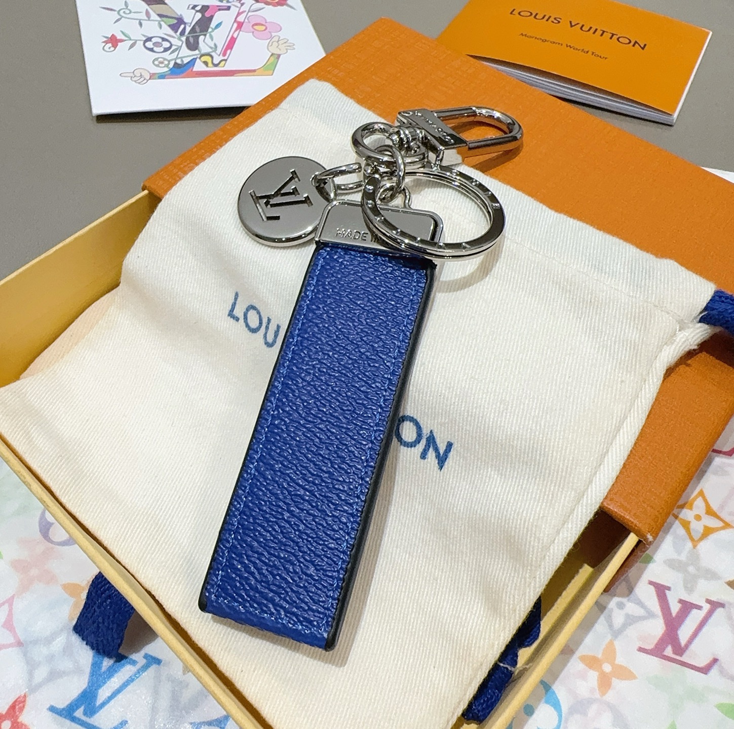 LV钥匙扣 车钥匙扣 挂件 借鉴旅行袋中的钥匙扣设计，可满足各种时尚品味的实用配饰。新版Monogram