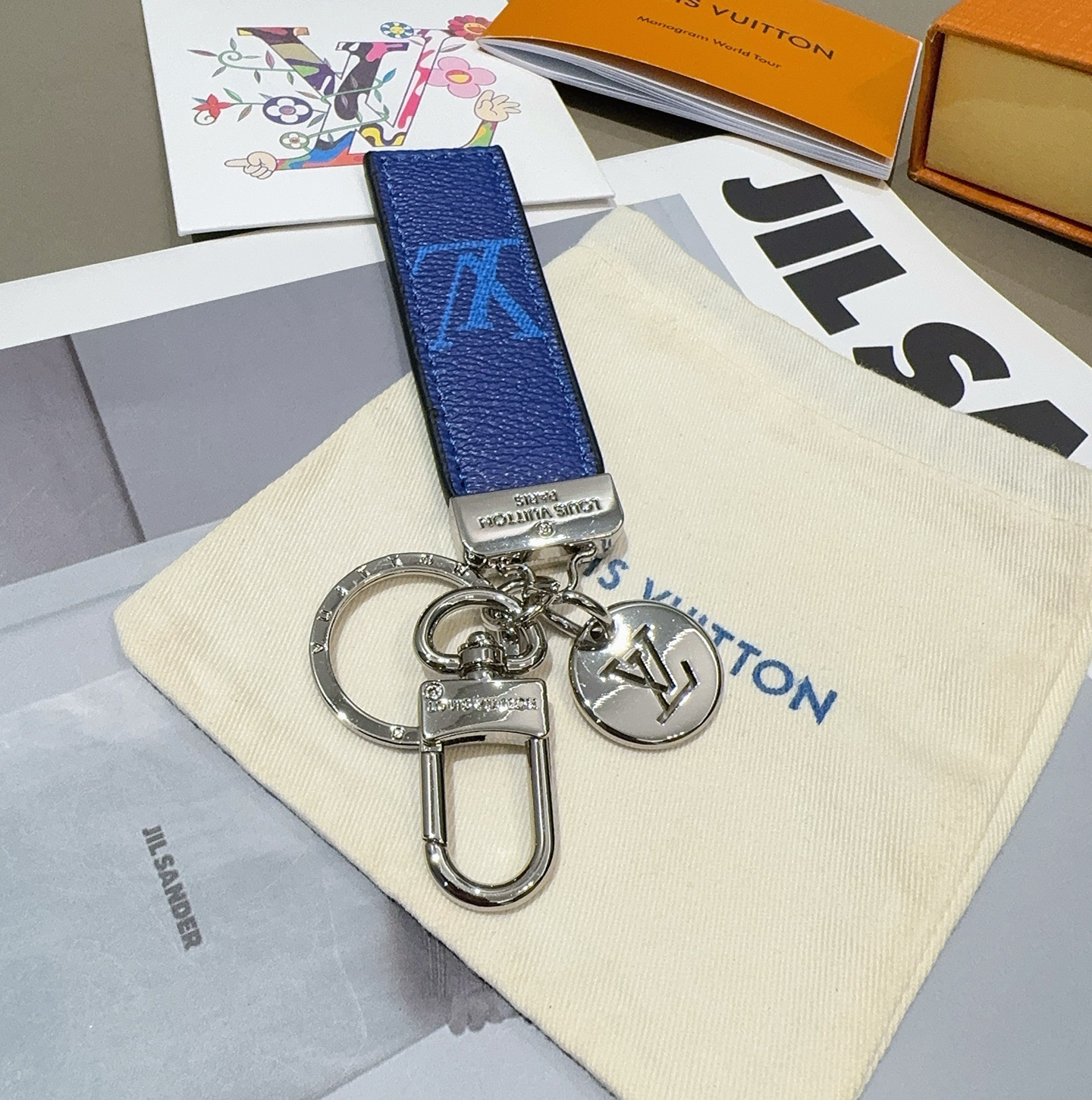 LV钥匙扣 车钥匙扣 挂件 借鉴旅行袋中的钥匙扣设计，可满足各种时尚品味的实用配饰。新版Monogram