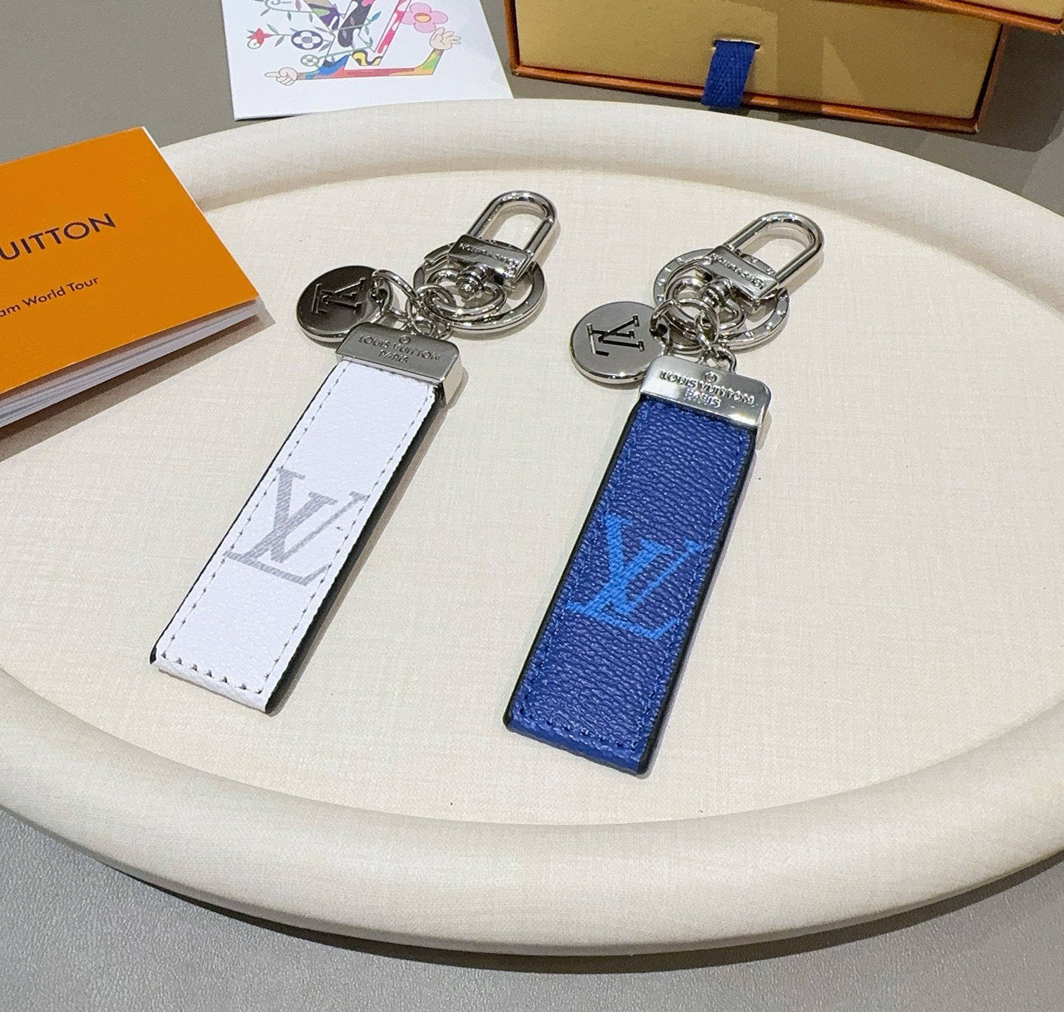 LV钥匙扣 车钥匙扣 挂件 借鉴旅行袋中的钥匙扣设计，可满足各种时尚品味的实用配饰。新版Monogram