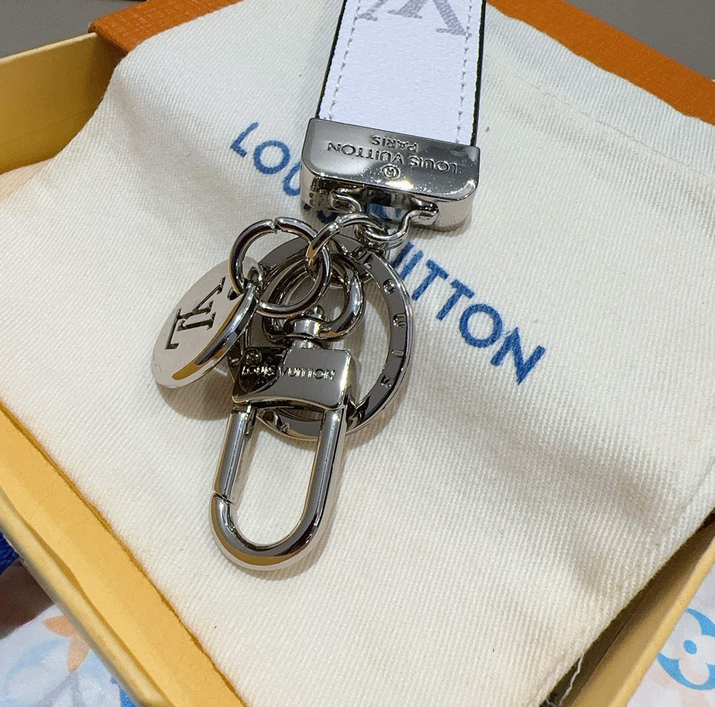 LV钥匙扣 车钥匙扣 挂件 借鉴旅行袋中的钥匙扣设计，可满足各种时尚品味的实用配饰。新版Monogram