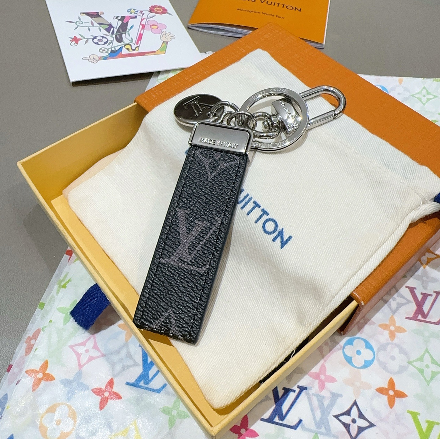 LV钥匙扣 车钥匙扣 挂件 借鉴旅行袋中的钥匙扣设计，可满足各种时尚品味的实用配饰。新版Monogram