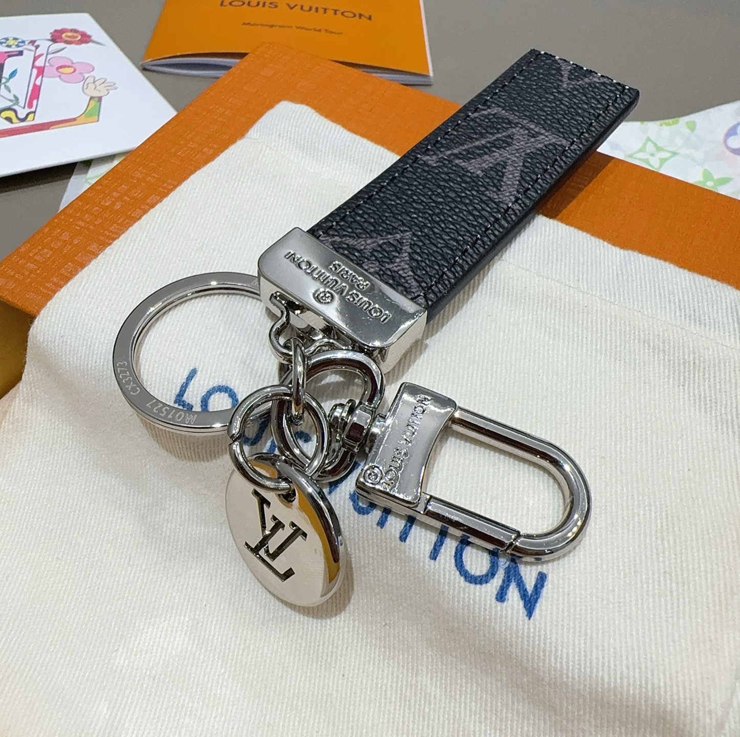 LV钥匙扣 车钥匙扣 挂件 借鉴旅行袋中的钥匙扣设计，可满足各种时尚品味的实用配饰。新版Monogram