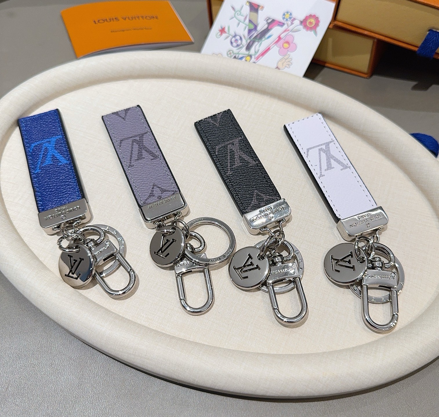 LV钥匙扣 车钥匙扣 挂件 借鉴旅行袋中的钥匙扣设计，可满足各种时尚品味的实用配饰。新版Monogram