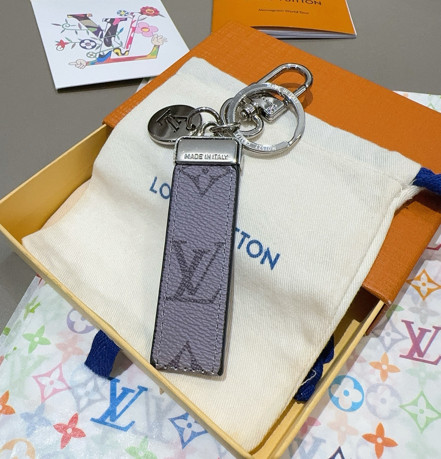 LV钥匙扣 车钥匙扣 挂件 借鉴旅行袋中的钥匙扣设计，可满足各种时尚品味的实用配饰。新版Monogram