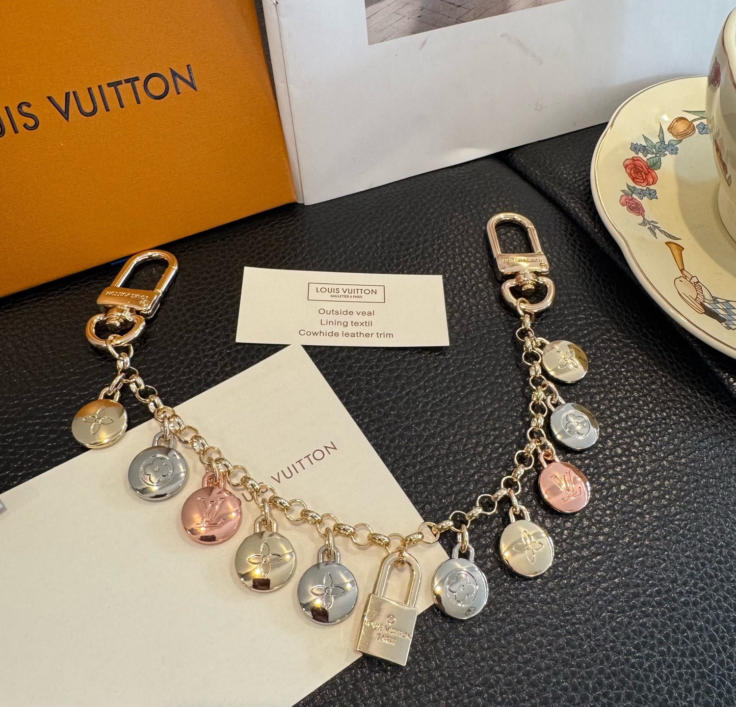 官网新款🔥LV包链 钥匙扣 路易威登珐琅彩色挂饰 包包链条精选莹亮金属 高雅奢华！