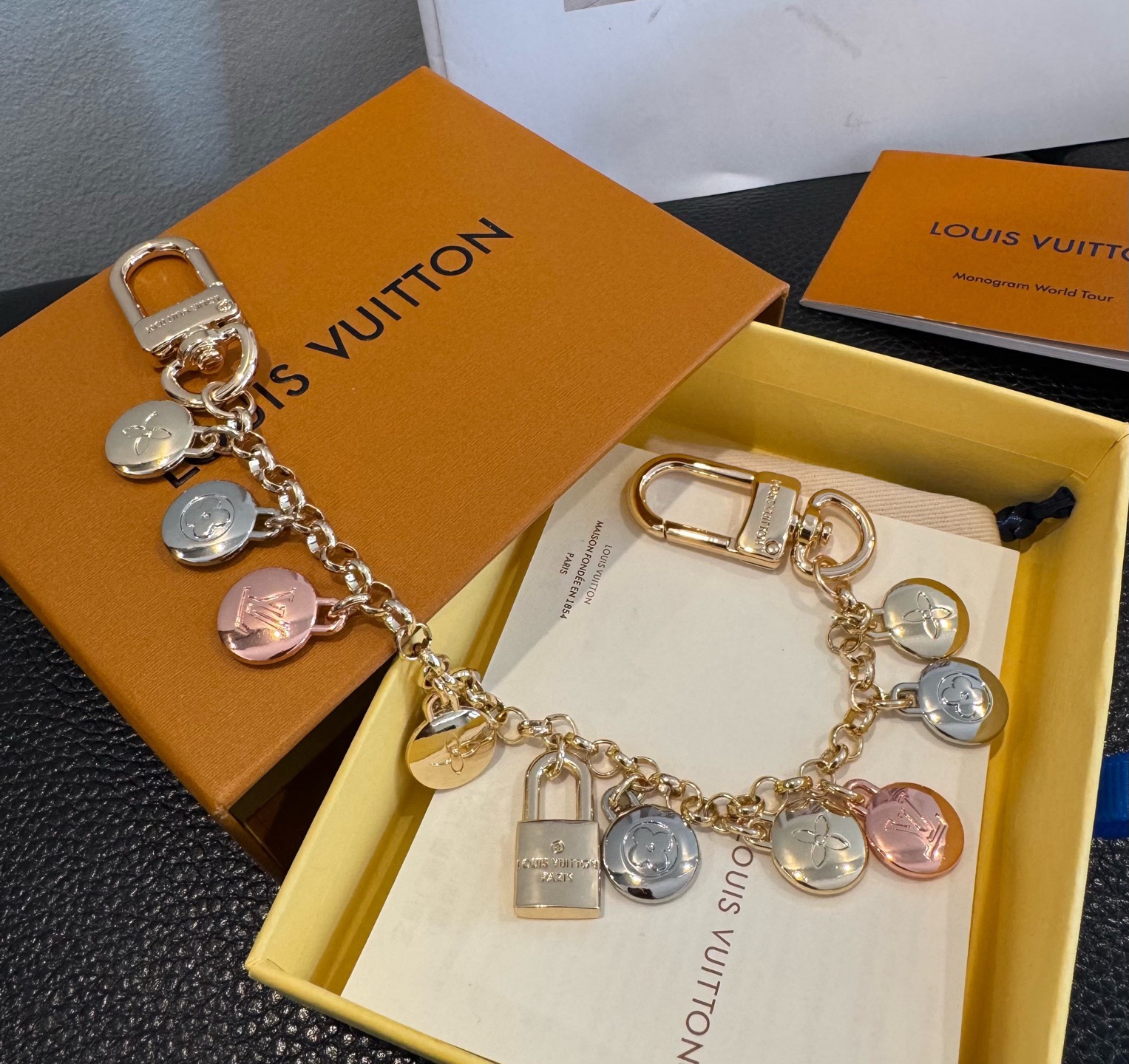 官网新款🔥LV包链 钥匙扣 路易威登珐琅彩色挂饰 包包链条精选莹亮金属 高雅奢华！