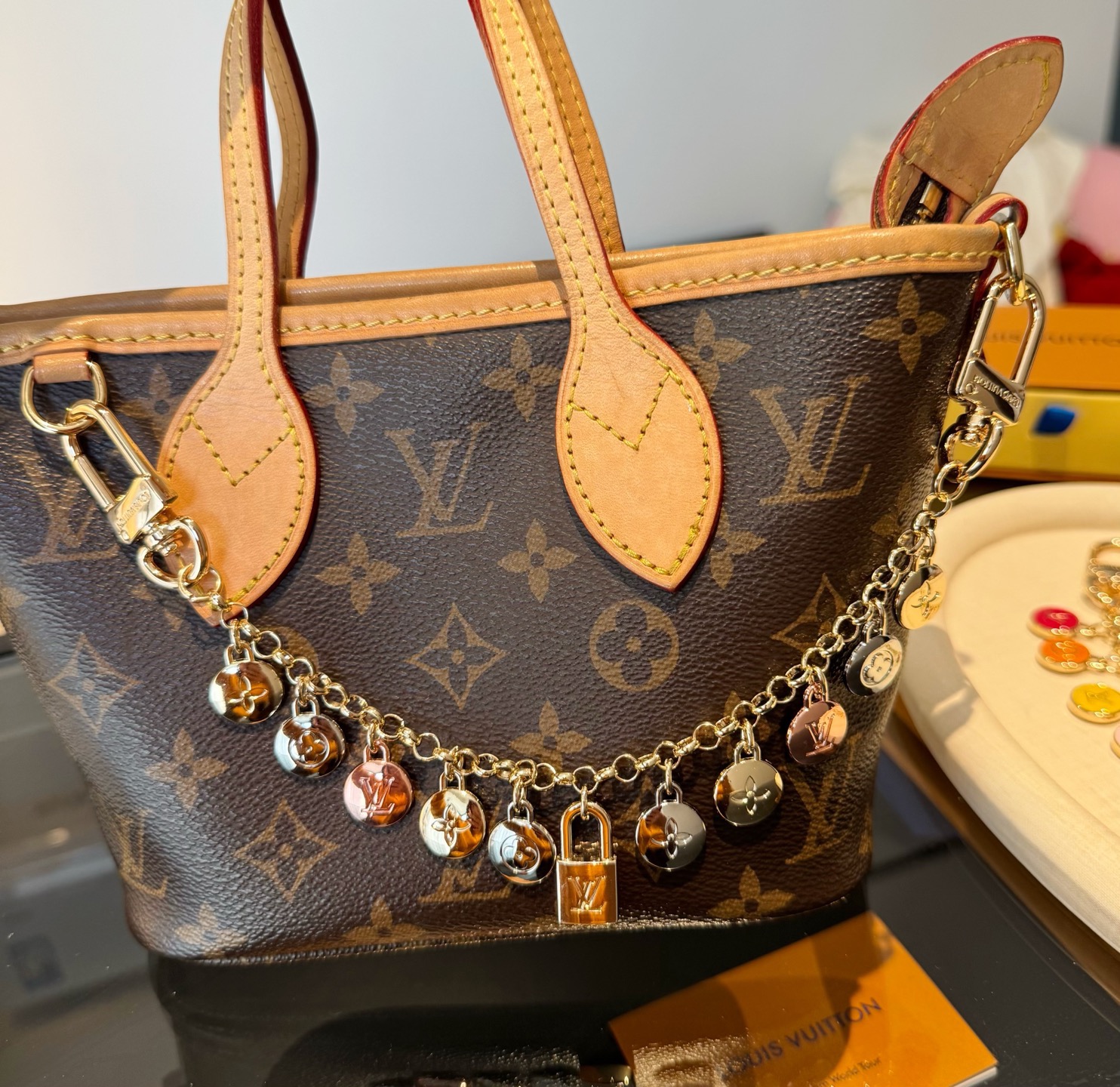 官网新款🔥LV包链 钥匙扣 路易威登珐琅彩色挂饰 包包链条精选莹亮金属 高雅奢华！