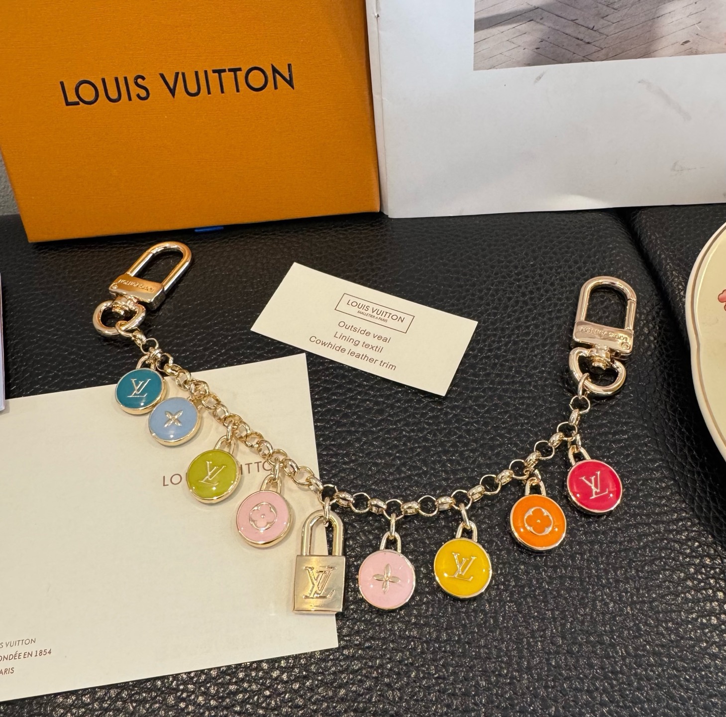 官网新款🔥LV包链 钥匙扣 路易威登珐琅彩色挂饰 包包链条精选莹亮金属 高雅奢华！