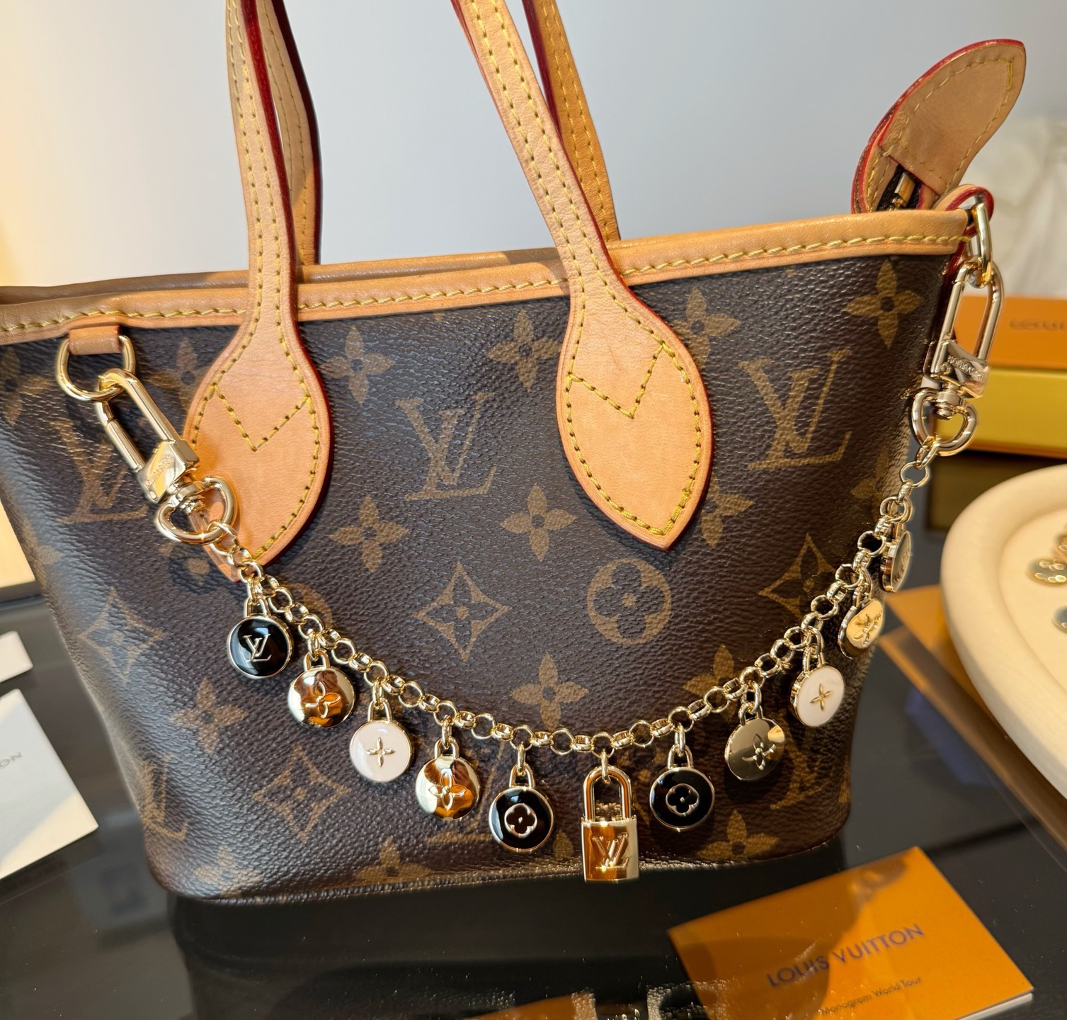 官网新款🔥LV包链 钥匙扣 路易威登珐琅彩色挂饰 包包链条精选莹亮金属 高雅奢华！