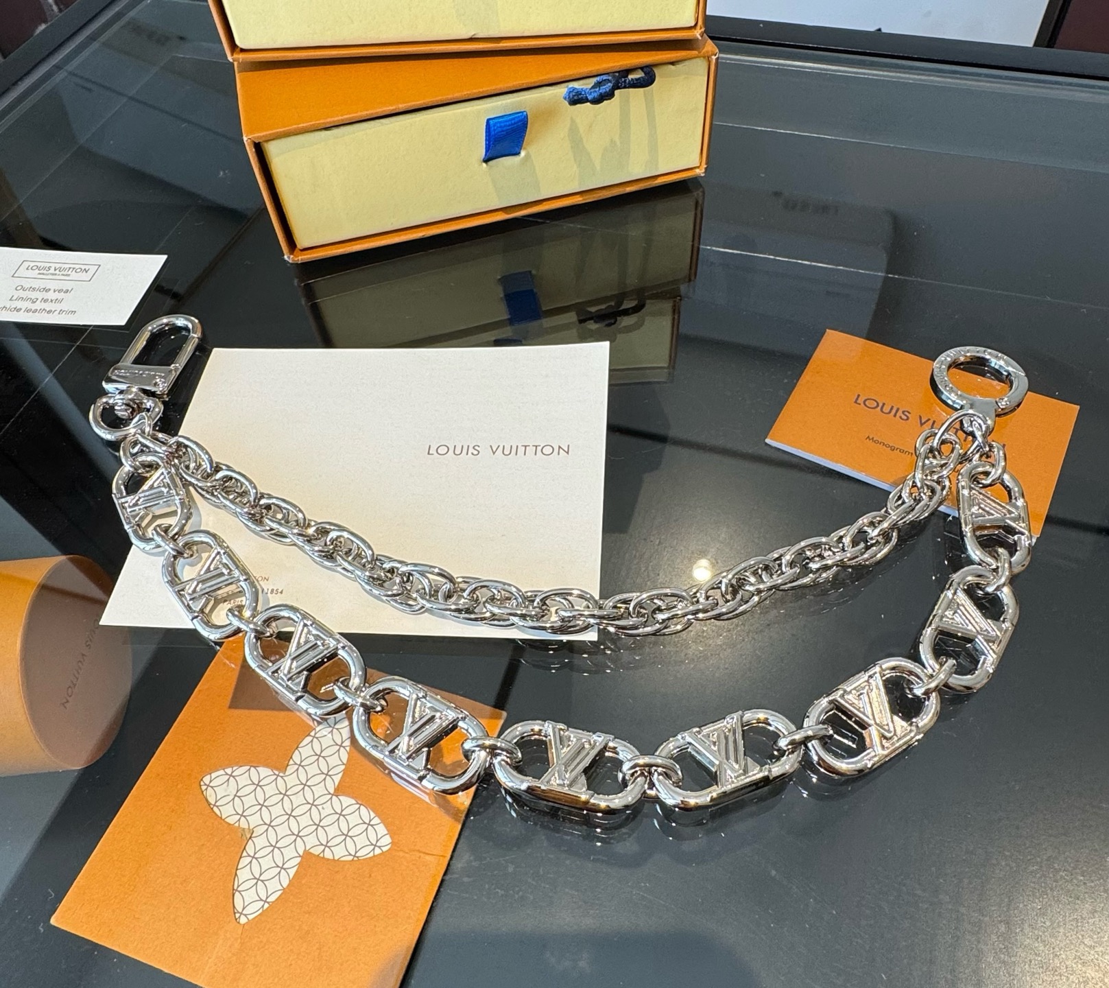 🔥LV 包链 钥匙扣 路易威登新款包链，包包挂件 配饰 多元素材质，舒展时尚个性！