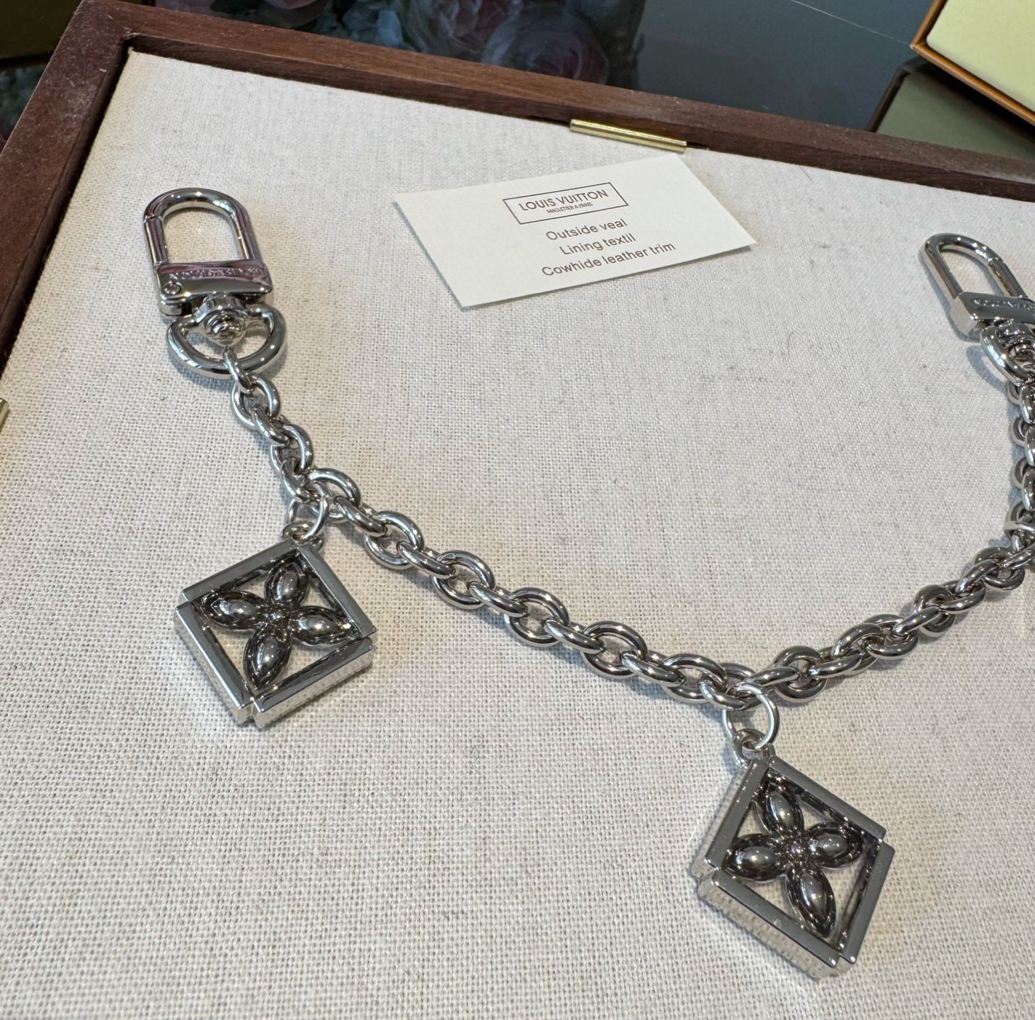 官网新款🔥LV包链钥匙扣 路易威登 Sailor包链 挂饰 包包链条精选莹亮金属材质，链节设计灵感源自航