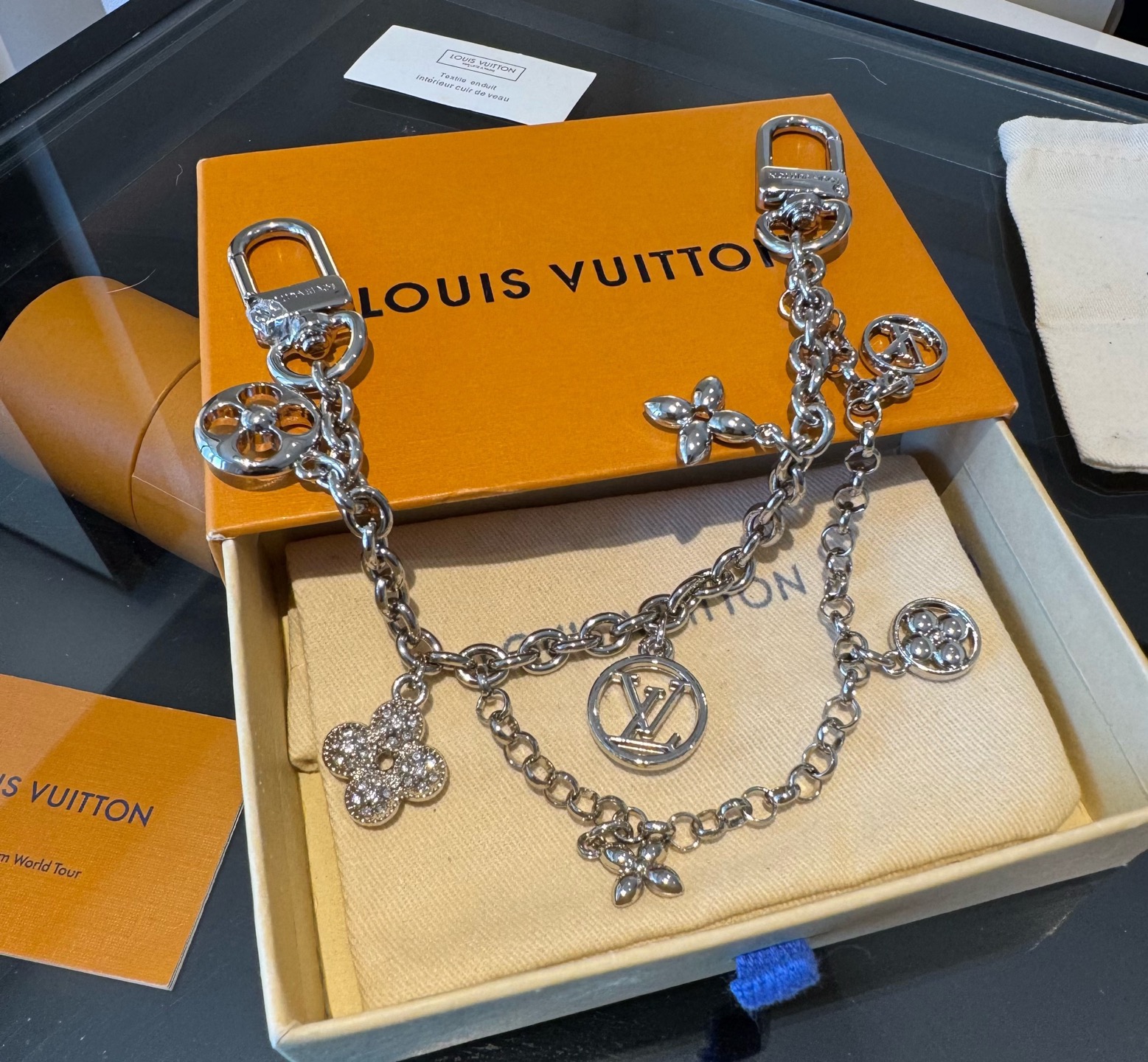 官网新款🔥LV包链钥匙扣 路易威登 Sailor包链 挂饰 包包链条精选莹亮金属材质，链节设计灵感源自航