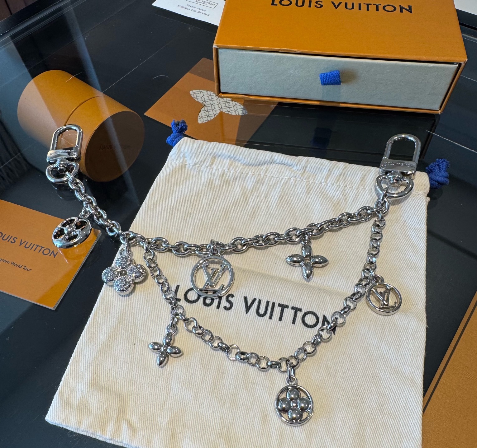 官网新款🔥LV包链钥匙扣 路易威登 Sailor包链 挂饰 包包链条精选莹亮金属材质，链节设计灵感源自航