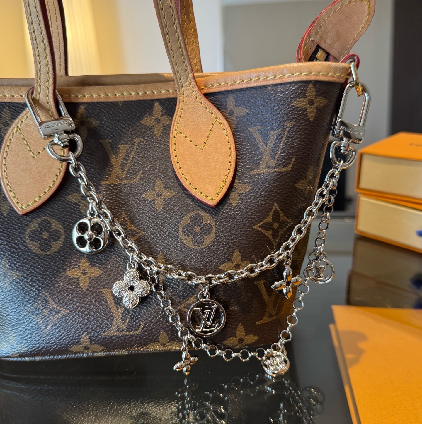 官网新款🔥LV包链钥匙扣 路易威登 Sailor包链 挂饰 包包链条精选莹亮金属材质，链节设计灵感源自航