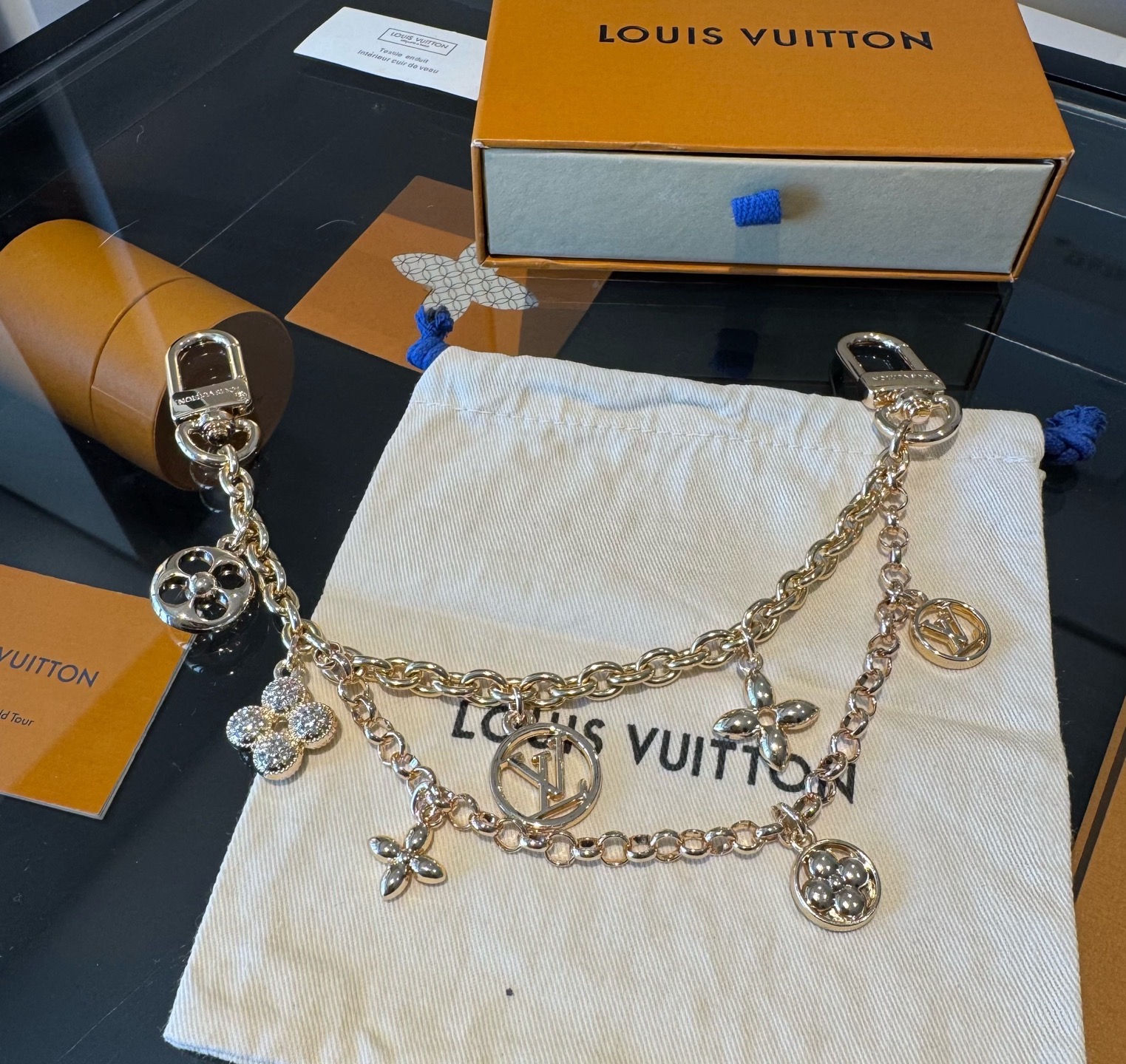 官网新款🔥LV包链钥匙扣 路易威登 Sailor包链 挂饰 包包链条精选莹亮金属材质，链节设计灵感源自航