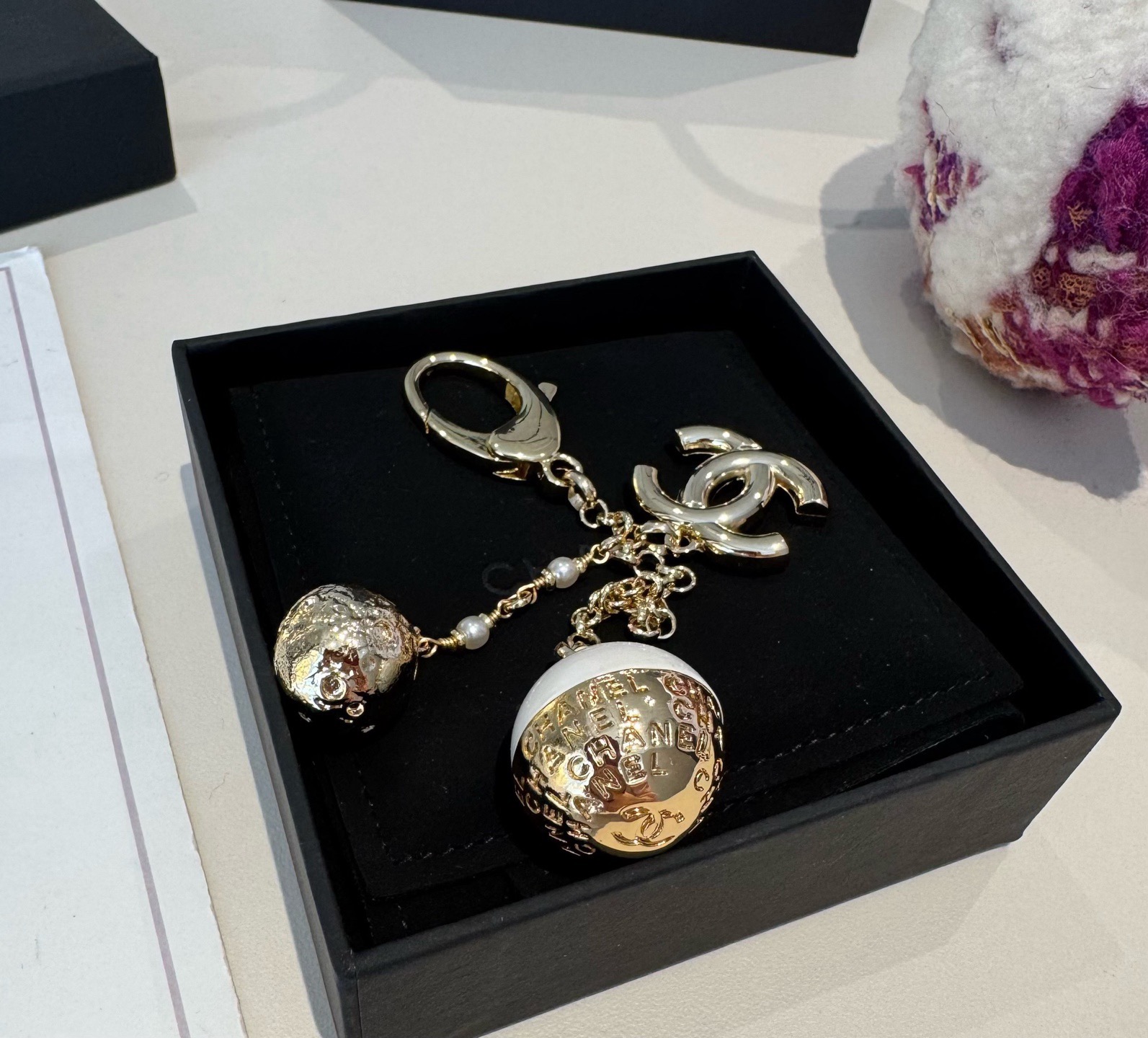 🔥CHANEL香奈儿地球仪钥匙扣挂件 ~包包挂饰车钥匙挂件精巧经典菱格纹搭配双C标志，奢华与趣味并存。随