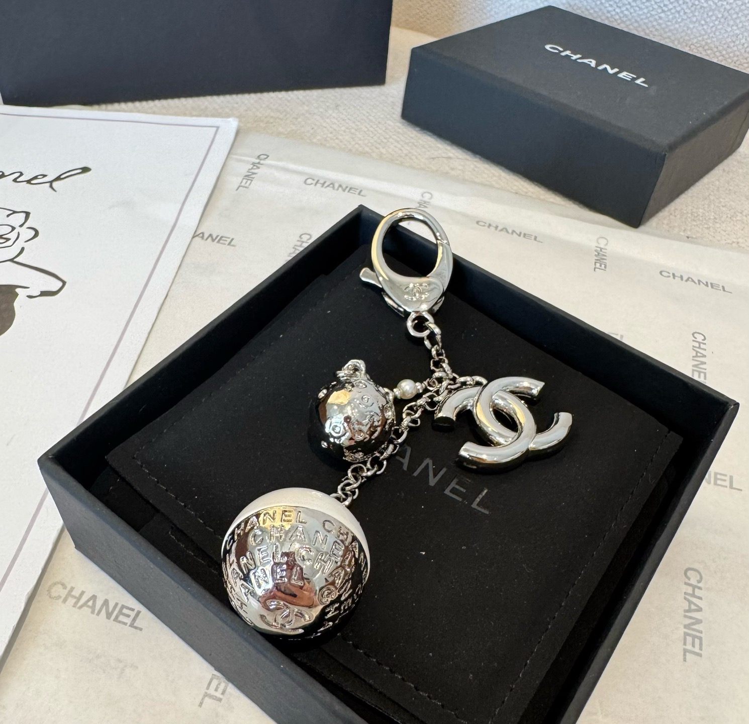 🔥CHANEL香奈儿地球仪钥匙扣挂件 ~包包挂饰车钥匙挂件精巧经典菱格纹搭配双C标志，奢华与趣味并存。随