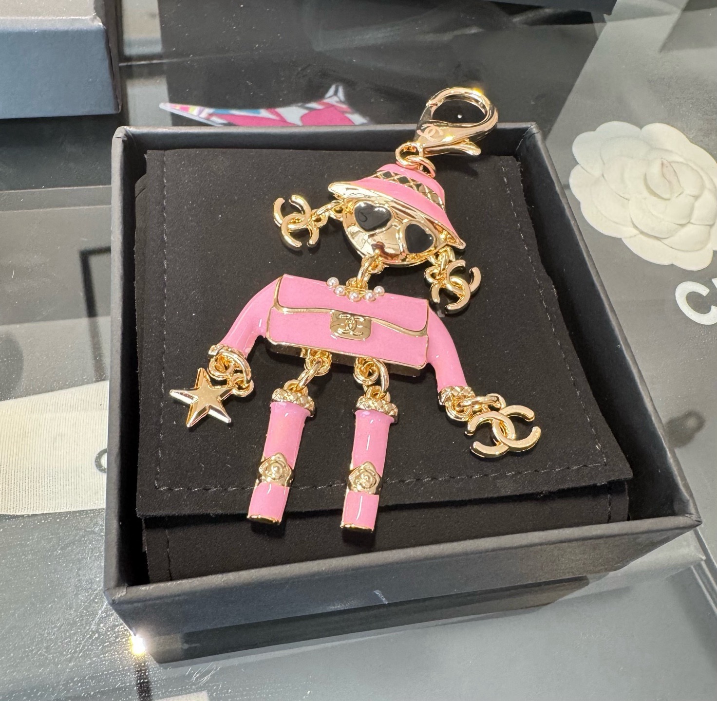 🔥CHANEL香奈儿外星人钥匙扣挂件 ~包包挂饰车钥匙挂件珐琅搭配金属双C奢华与趣味并存。随身挂包/钥匙