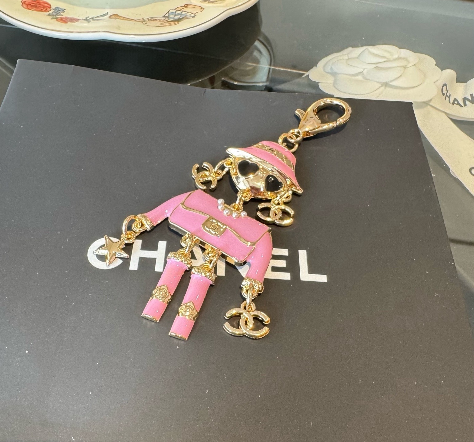 🔥CHANEL香奈儿外星人钥匙扣挂件 ~包包挂饰车钥匙挂件珐琅搭配金属双C奢华与趣味并存。随身挂包/钥匙