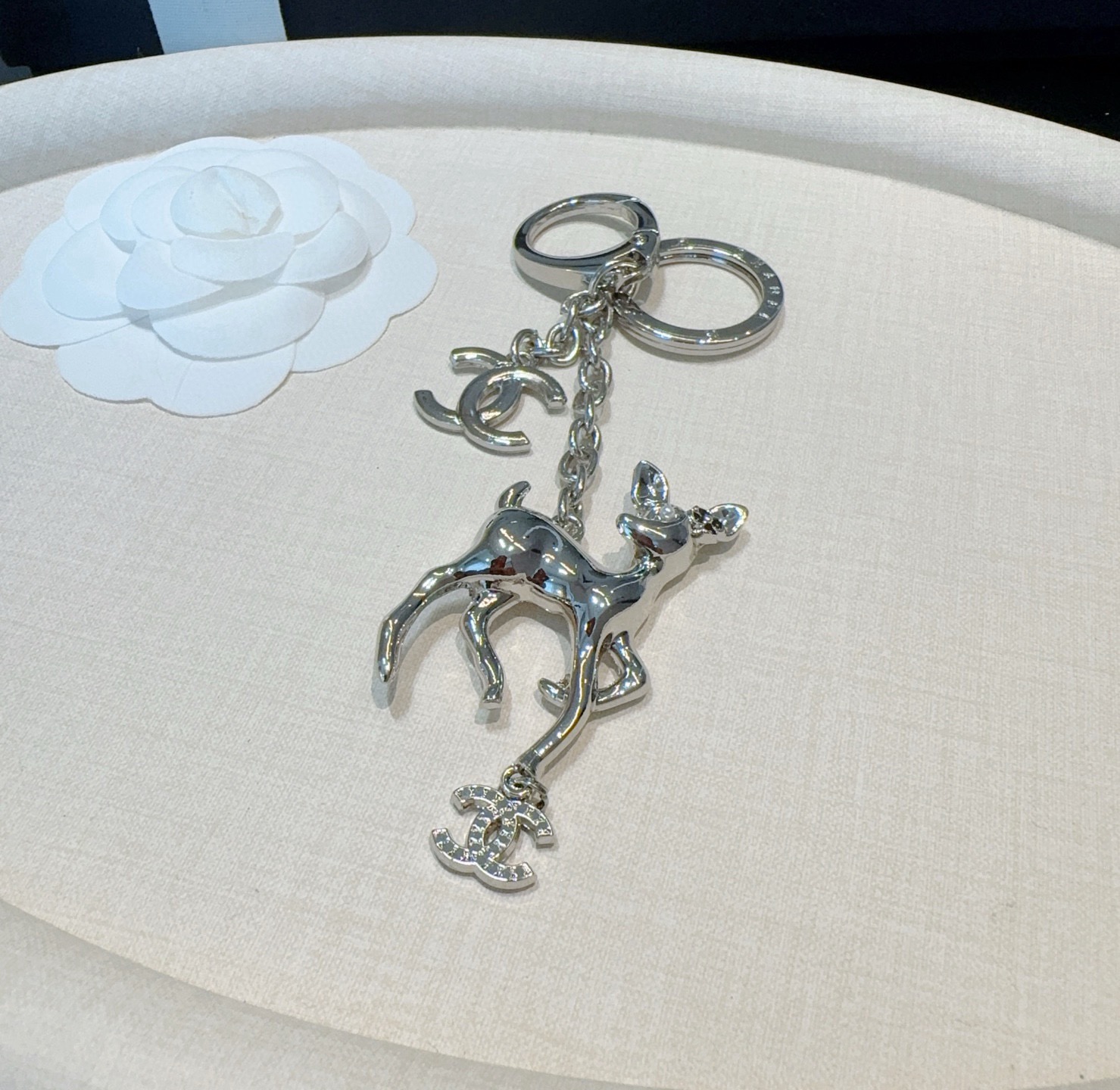 🔥CHANEL香奈儿梅花鹿🦌钥匙扣挂件 ~包包挂饰车钥匙挂件经典双C标志，奢华与趣味并存。随身挂包/钥匙