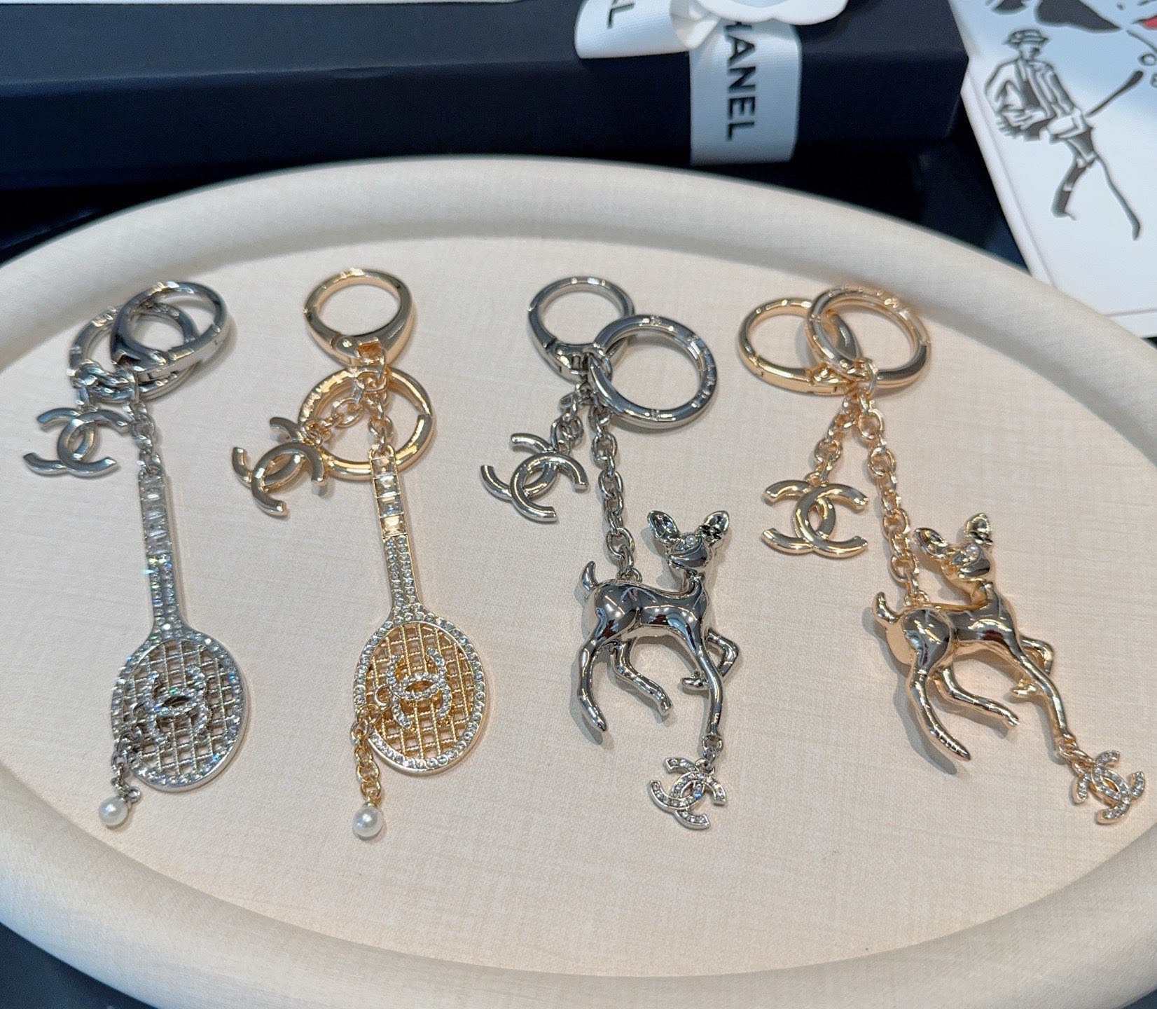 🔥CHANEL香奈儿梅花鹿🦌钥匙扣挂件 ~包包挂饰车钥匙挂件经典双C标志，奢华与趣味并存。随身挂包/钥匙