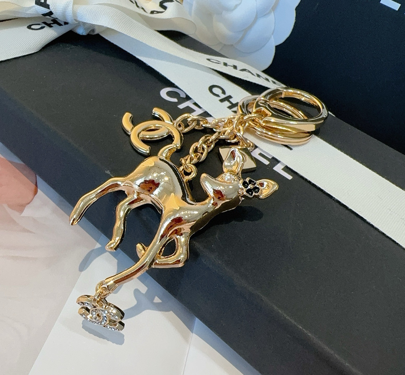 🔥CHANEL香奈儿梅花鹿🦌钥匙扣挂件 ~包包挂饰车钥匙挂件经典双C标志，奢华与趣味并存。随身挂包/钥匙