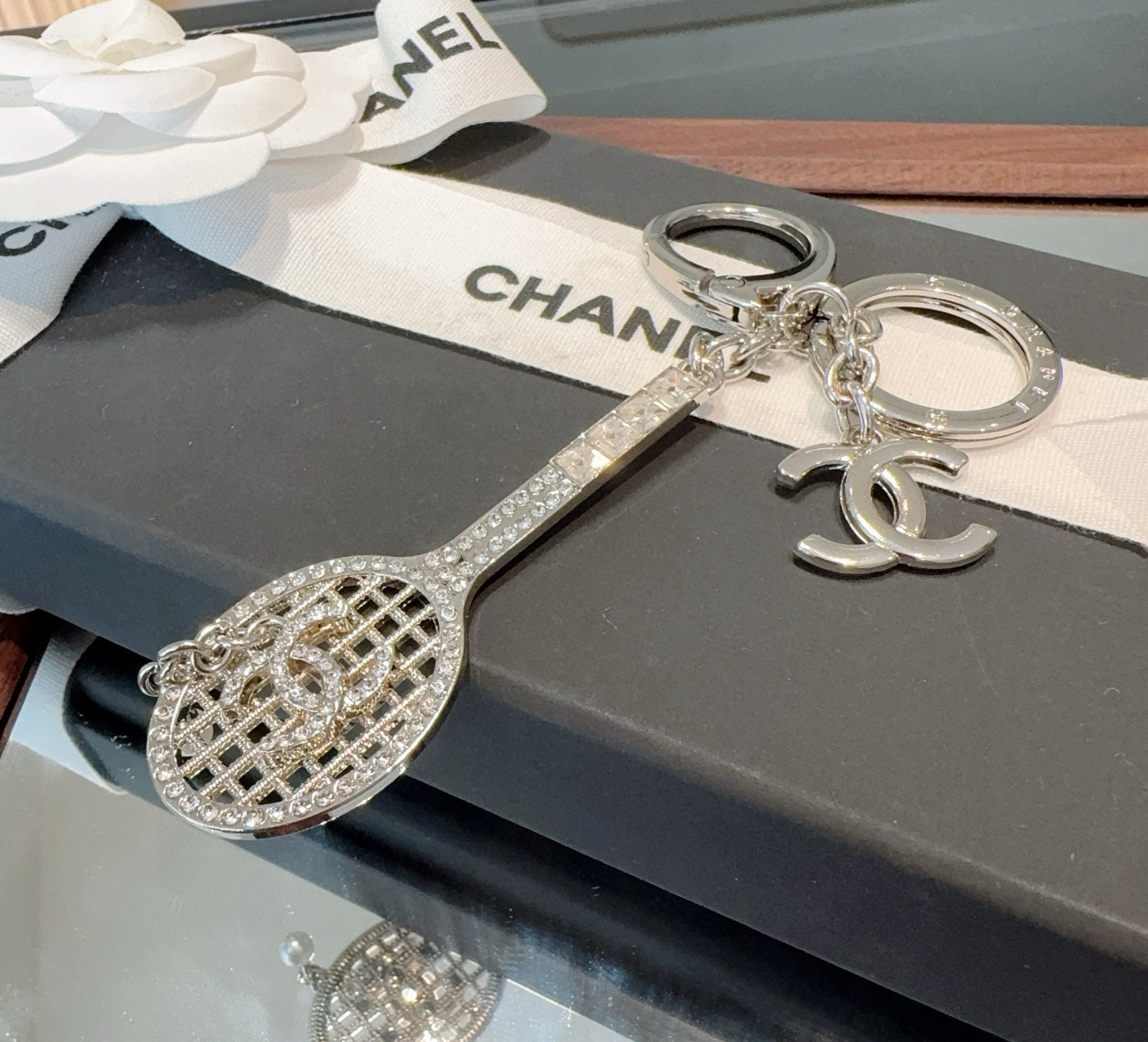 🔥CHANEL香奈儿网球拍钥匙扣挂件 ~包包挂饰车钥匙挂件经典菱格纹搭配双C标志，奢华与趣味并存。随身挂