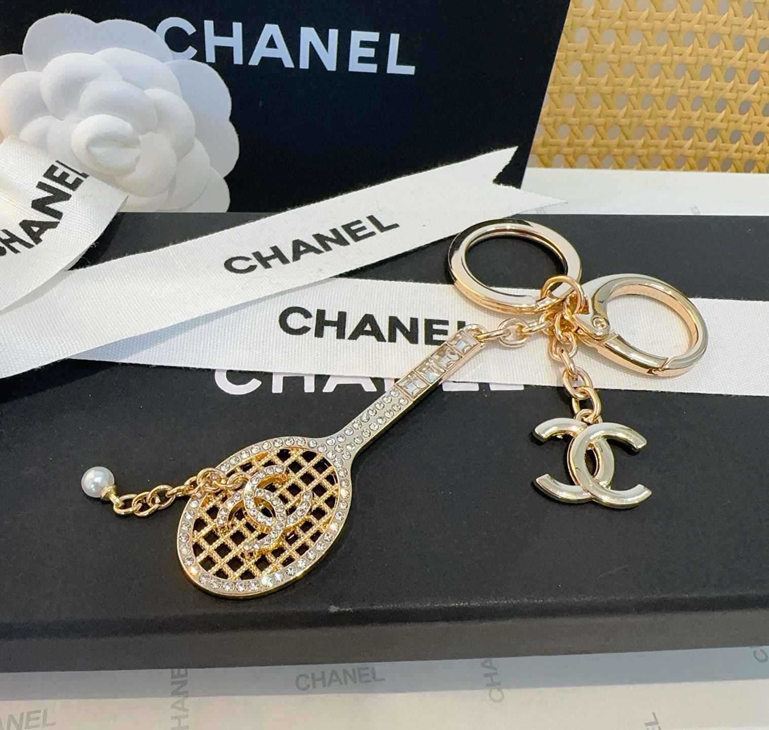 🔥CHANEL香奈儿网球拍钥匙扣挂件 ~包包挂饰车钥匙挂件经典菱格纹搭配双C标志，奢华与趣味并存。随身挂