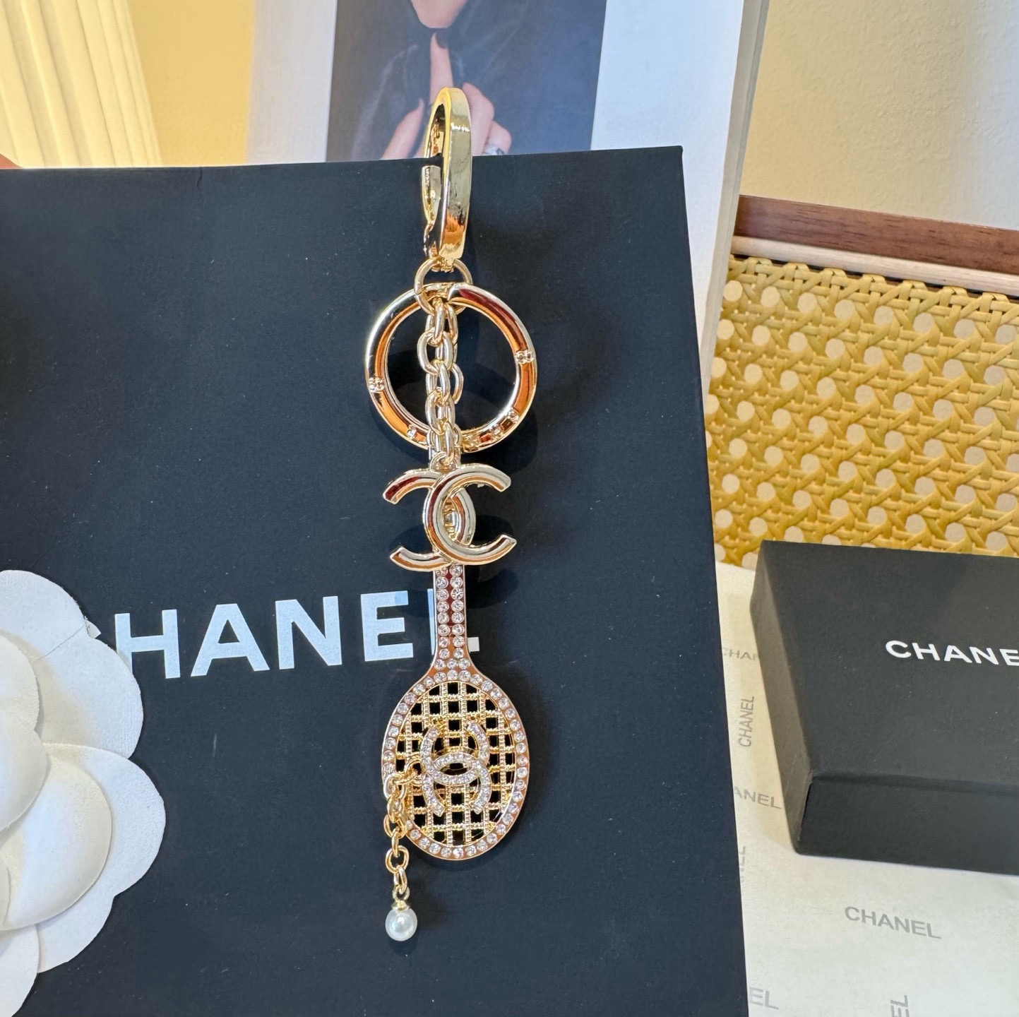 🔥CHANEL香奈儿网球拍钥匙扣挂件 ~包包挂饰车钥匙挂件经典菱格纹搭配双C标志，奢华与趣味并存。随身挂