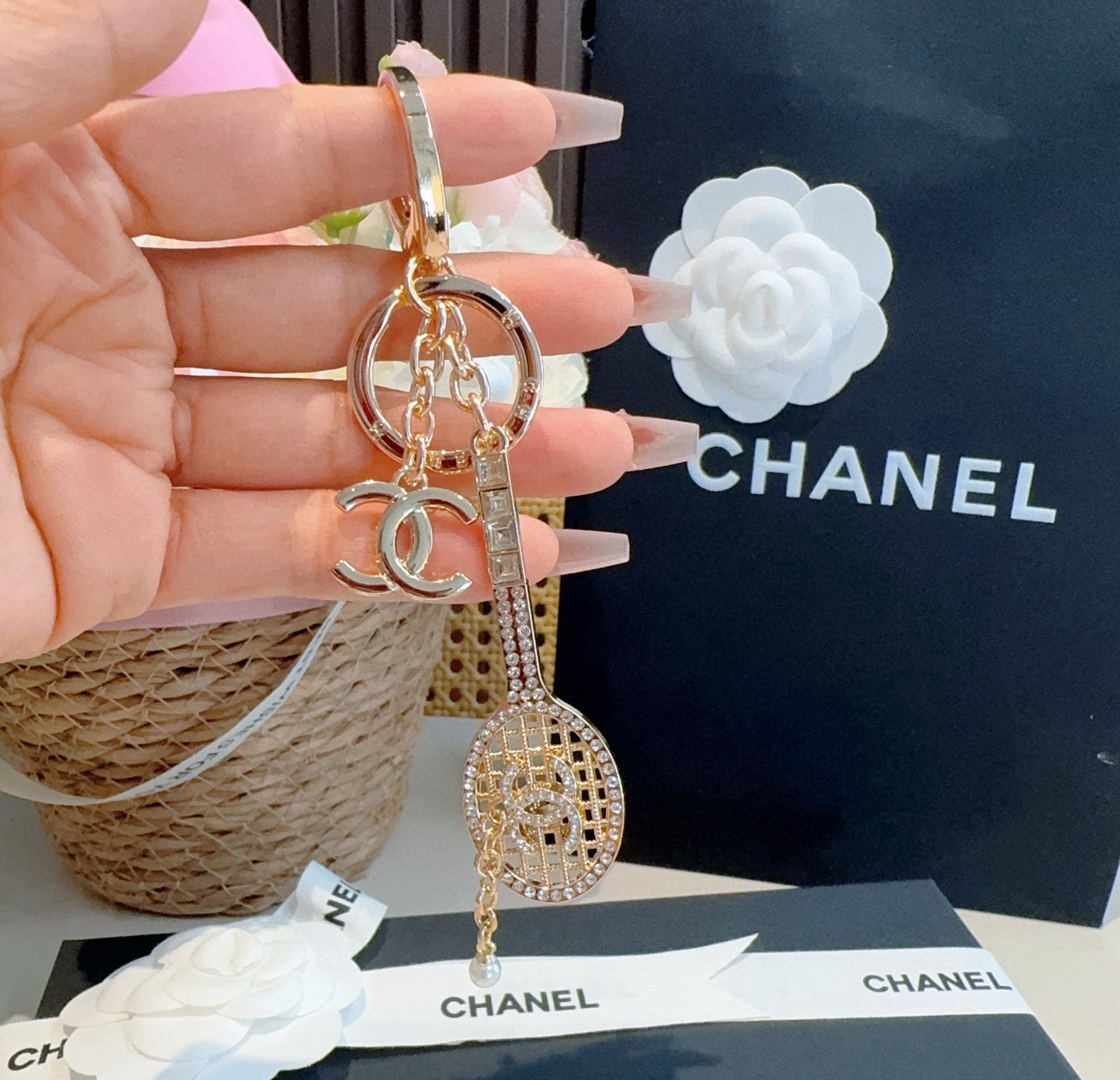 🔥CHANEL香奈儿网球拍钥匙扣挂件 ~包包挂饰车钥匙挂件经典菱格纹搭配双C标志，奢华与趣味并存。随身挂