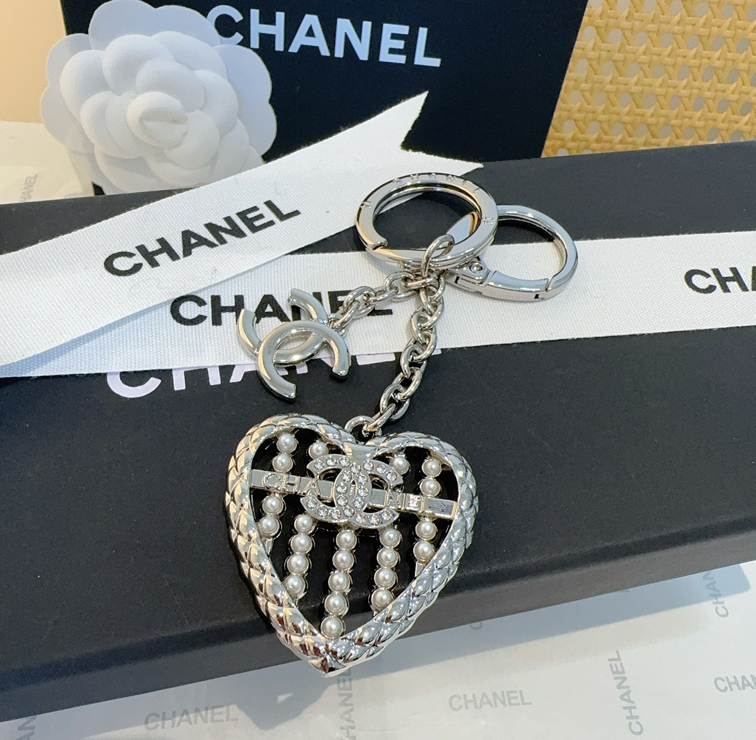 🔥CHANEL香奈儿爱心❤️算盘钥匙扣挂件 ~包包挂饰 车钥匙挂件精巧算盘珠点缀爱心设计，经典菱格纹搭配