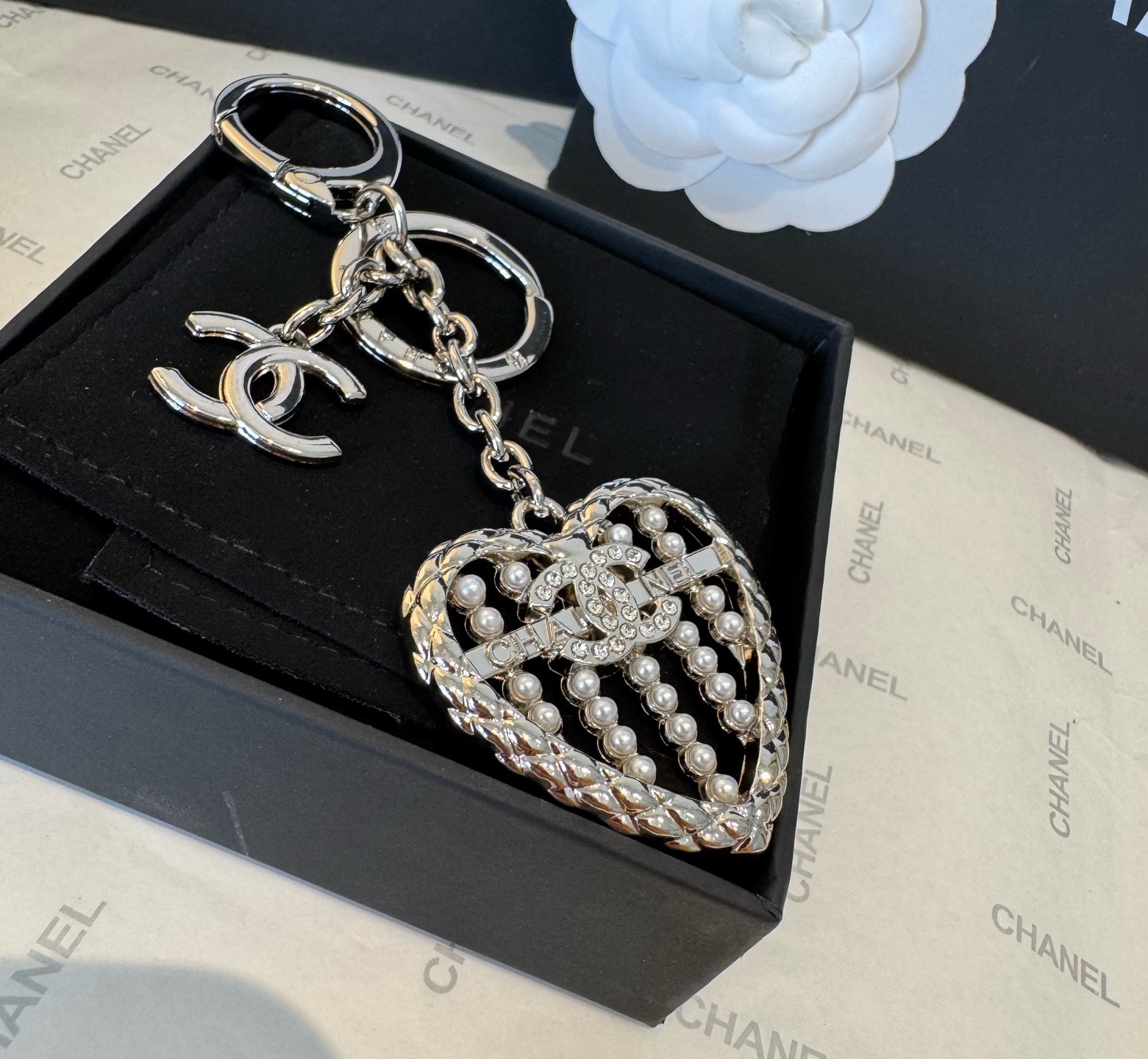 🔥CHANEL香奈儿爱心❤️算盘钥匙扣挂件 ~包包挂饰 车钥匙挂件精巧算盘珠点缀爱心设计，经典菱格纹搭配