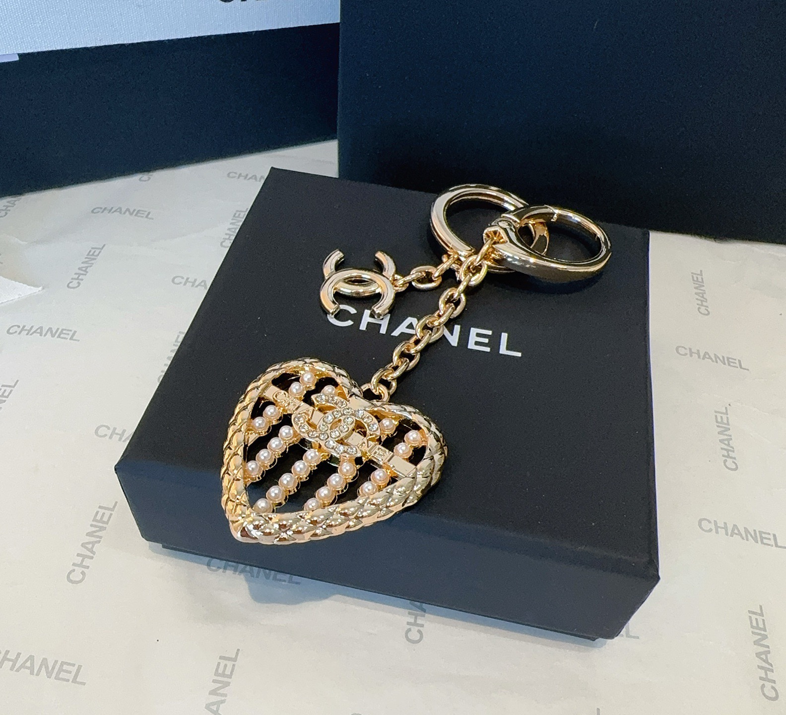 🔥CHANEL香奈儿爱心❤️算盘钥匙扣挂件 ~包包挂饰 车钥匙挂件精巧算盘珠点缀爱心设计，经典菱格纹搭配