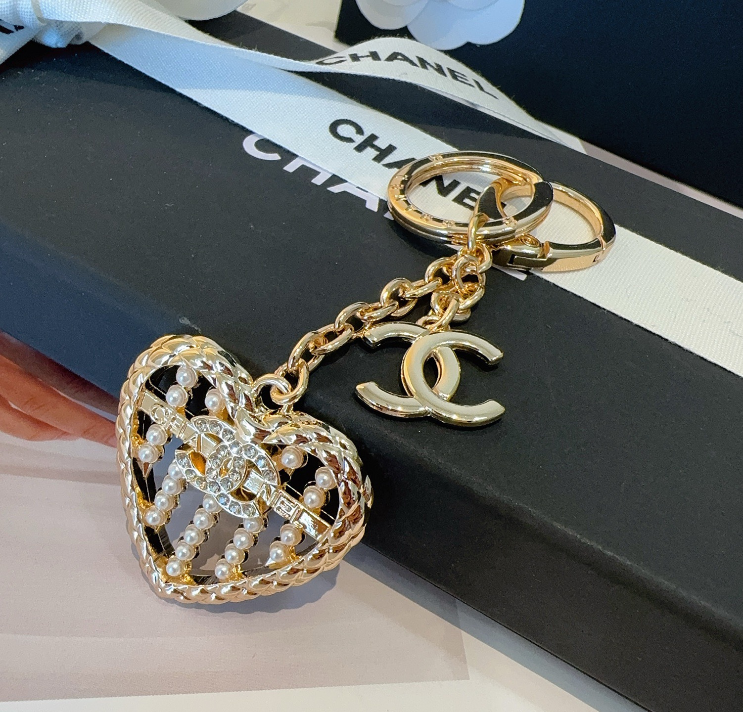 🔥CHANEL香奈儿爱心❤️算盘钥匙扣挂件 ~包包挂饰 车钥匙挂件精巧算盘珠点缀爱心设计，经典菱格纹搭配