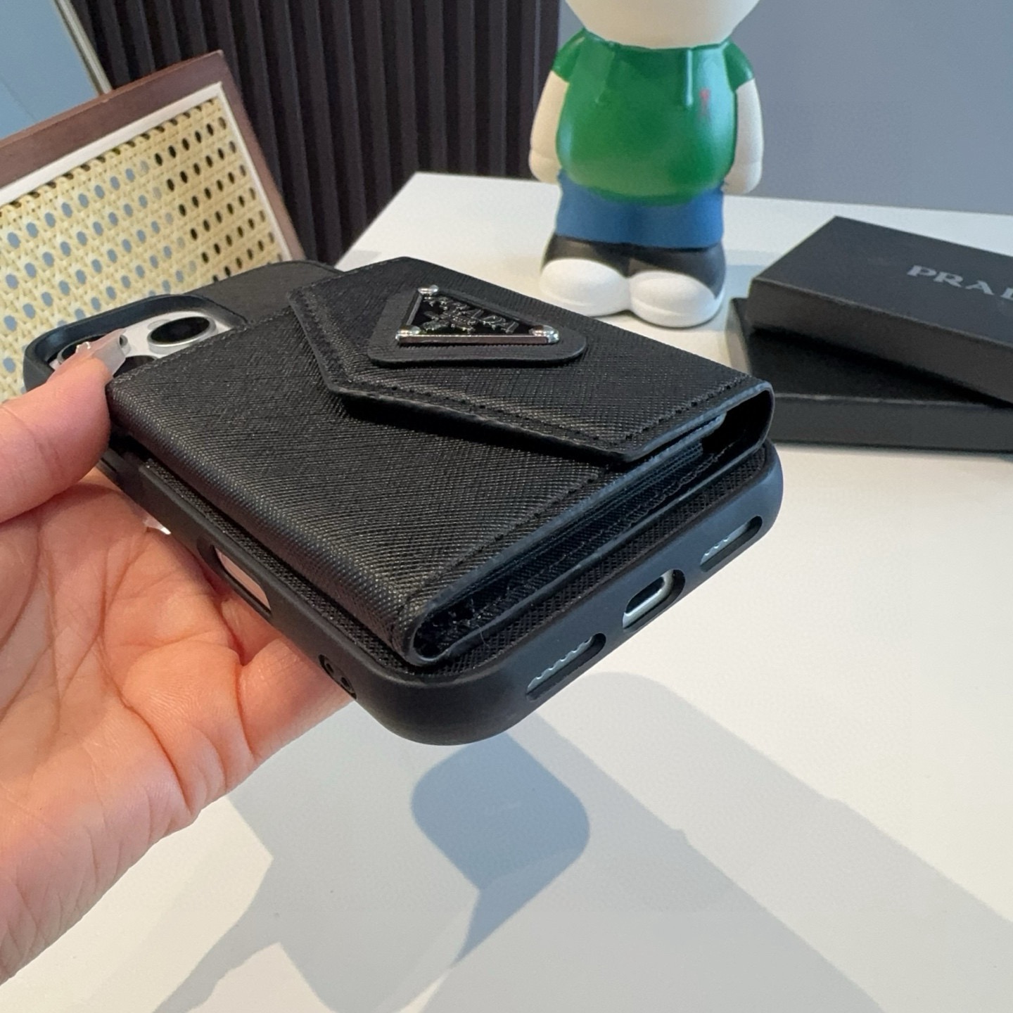 ✨PRADA普拉达十字纹手机壳 三折风琴卡包 零钱包 二合一 贴皮全包手机壳，精准孔位 高端品质 实用性