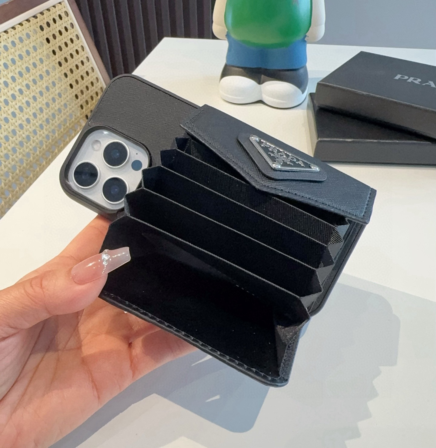 ✨PRADA普拉达十字纹手机壳 三折风琴卡包 零钱包 二合一 贴皮全包手机壳，精准孔位 高端品质 实用性