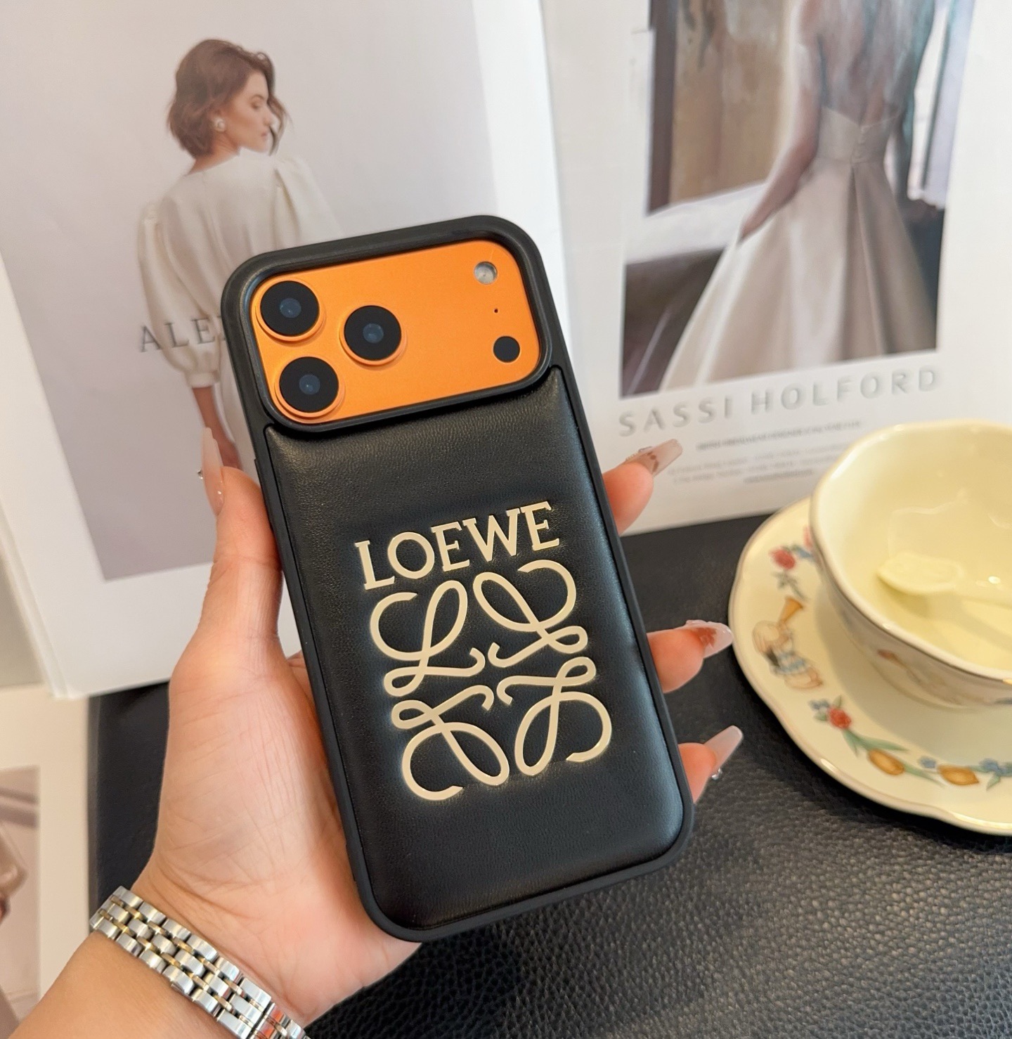 上新🎉🎉🎉🎉Loewe.罗意威手机壳 烫金全包壳型号：为了不出现报错型号，请打开本机查看手机设置显示的型