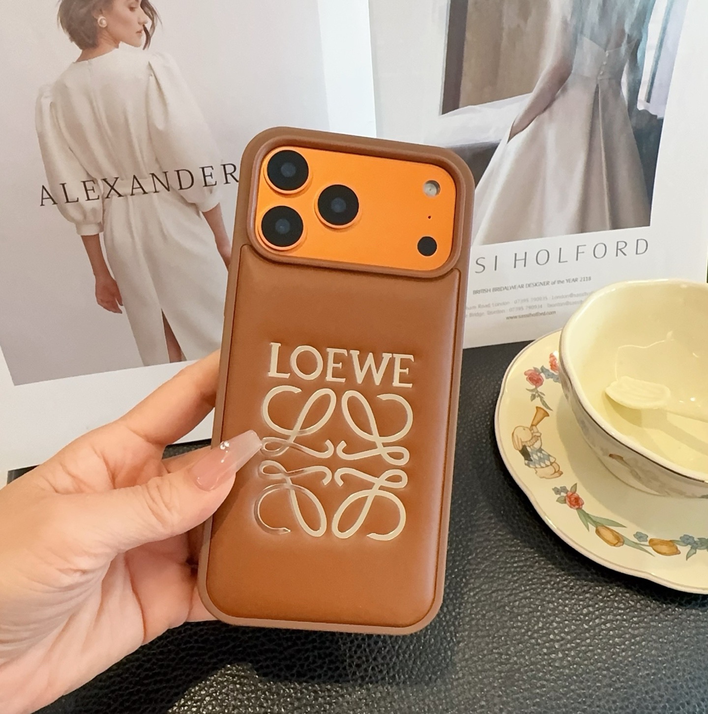上新🎉🎉🎉🎉Loewe.罗意威手机壳 烫金全包壳型号：为了不出现报错型号，请打开本机查看手机设置显示的型