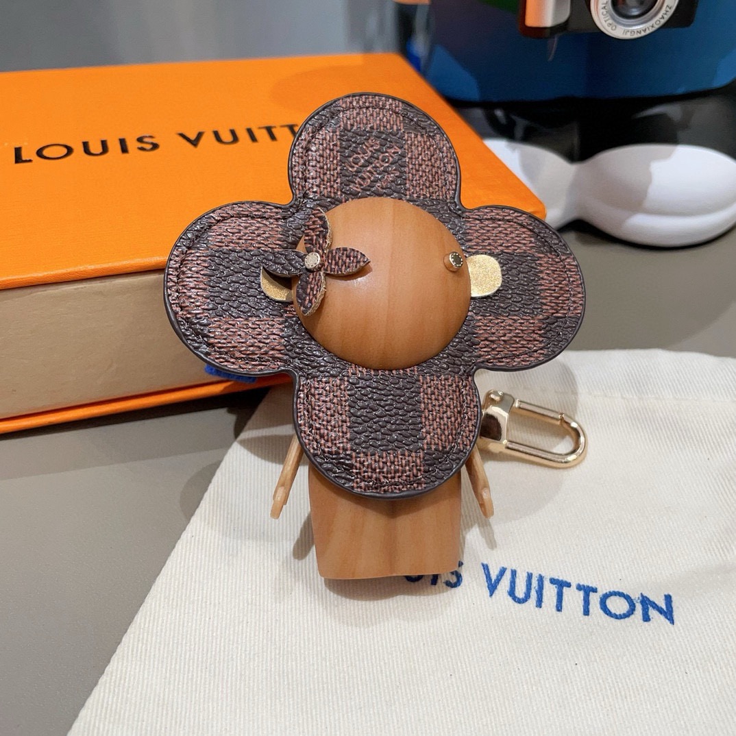 🔥LOUIS VUITTON新款包饰与钥匙扣。LV薇薇安太阳花包包挂件 手机壳挂件可满足各种时尚品味的实
