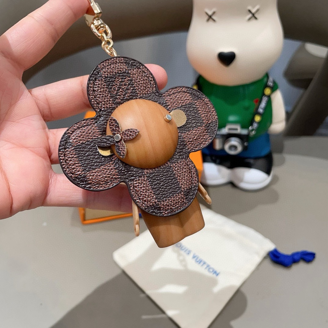 🔥LOUIS VUITTON新款包饰与钥匙扣。LV薇薇安太阳花包包挂件 手机壳挂件可满足各种时尚品味的实